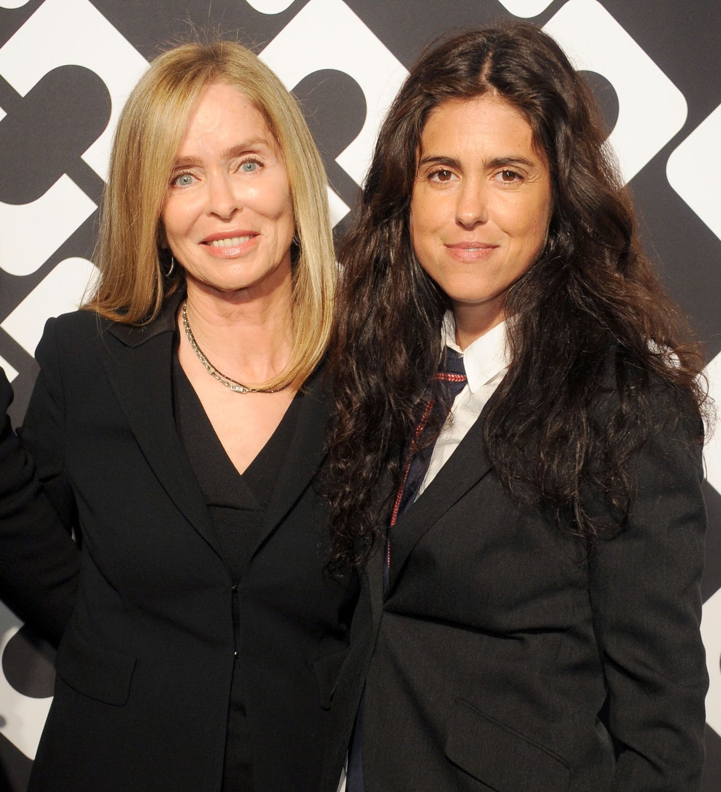 Barbara Bach y su hija Francesca Gregorini en la fiesta de inauguración del estreno de "Journey of a Dress" de Diane Von Furstenberg el 10 de enero de 2014, en Los Ángeles, California. | Fuente: Getty Images