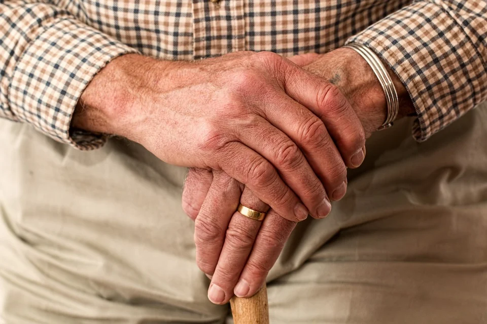 Manos de un anciano sobre su bastón. | Foto: Pixabay