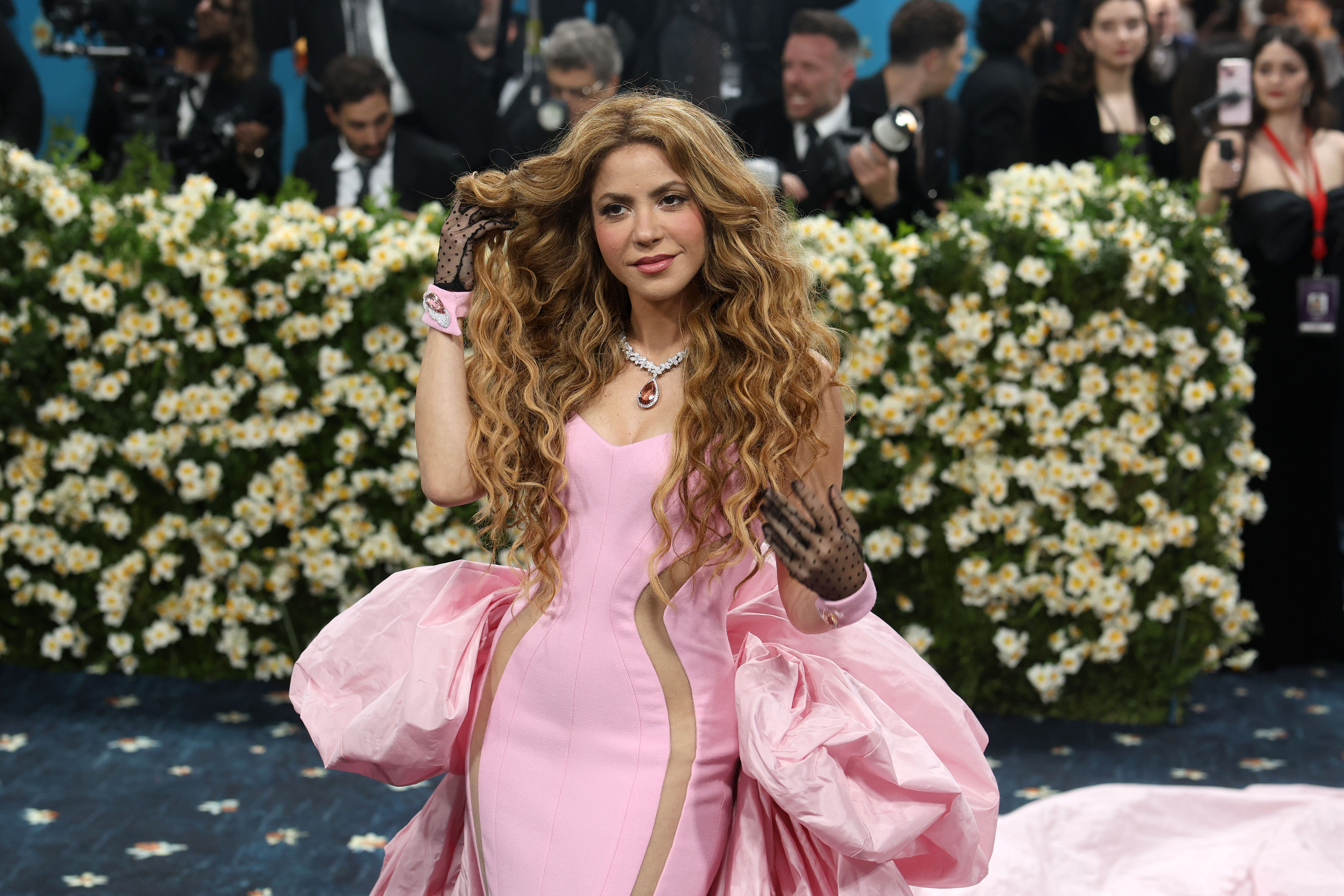 Shakira asiste a la Met Gala 2025 que celebra "Superfine: Tailoring Black Style" en el Museo Metropolitano de Arte el 05 de mayo 2025 en la ciudad de Nueva York. | Fuente: Getty Images