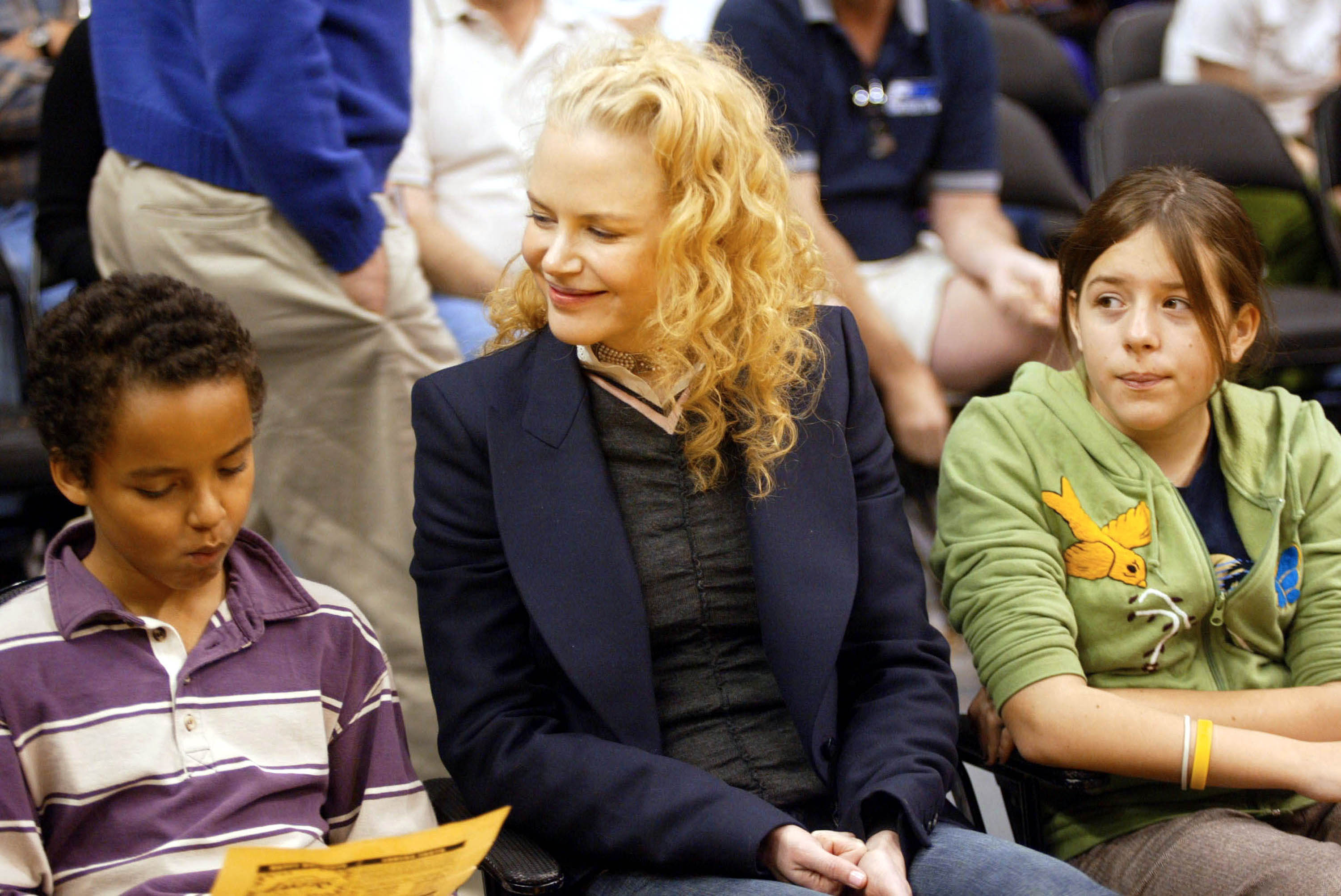 Nicole Kidman en un partido entre Los Angeles Lakers y Miami Heat con Connor y Bella Cruise en Los Angeles, California, el 25 de diciembre de 2004. | Fuente: Getty Images