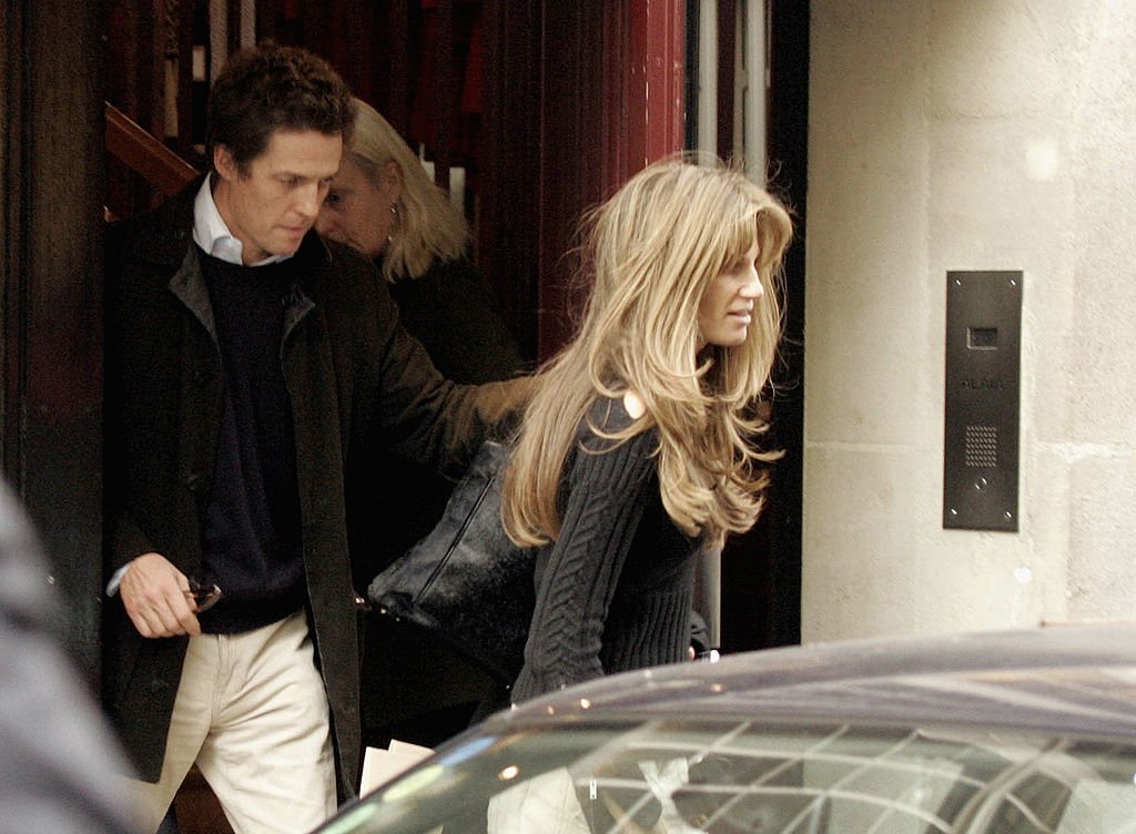 Hugh Grant y Jemima Khan son vistos en París el 4 de noviembre de 2004. | Foto: Getty Images