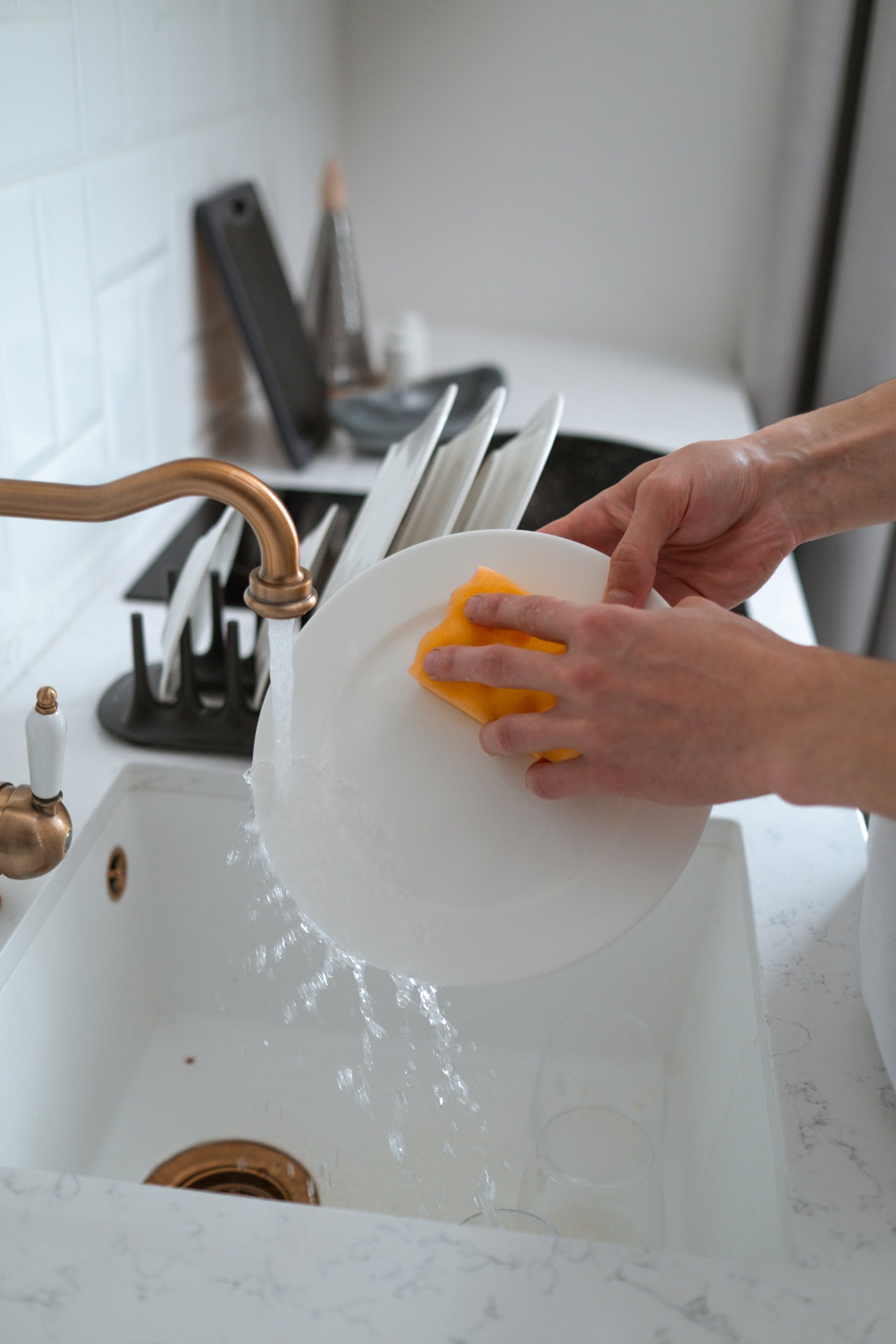 Persona lavando platos | Foto: Pexels