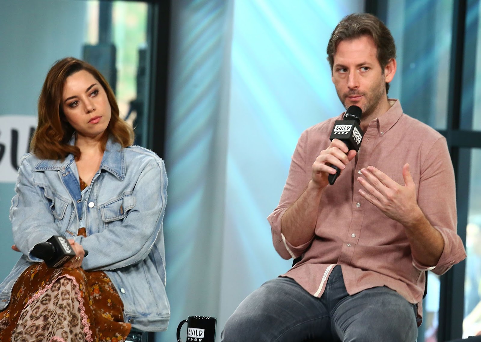 Aubrey Plaza y Jeff Baena durante un debate sobre "The Little Hours" en Build Studio el 29 de junio de 2017, en Nueva York. | Fuente: Getty Images