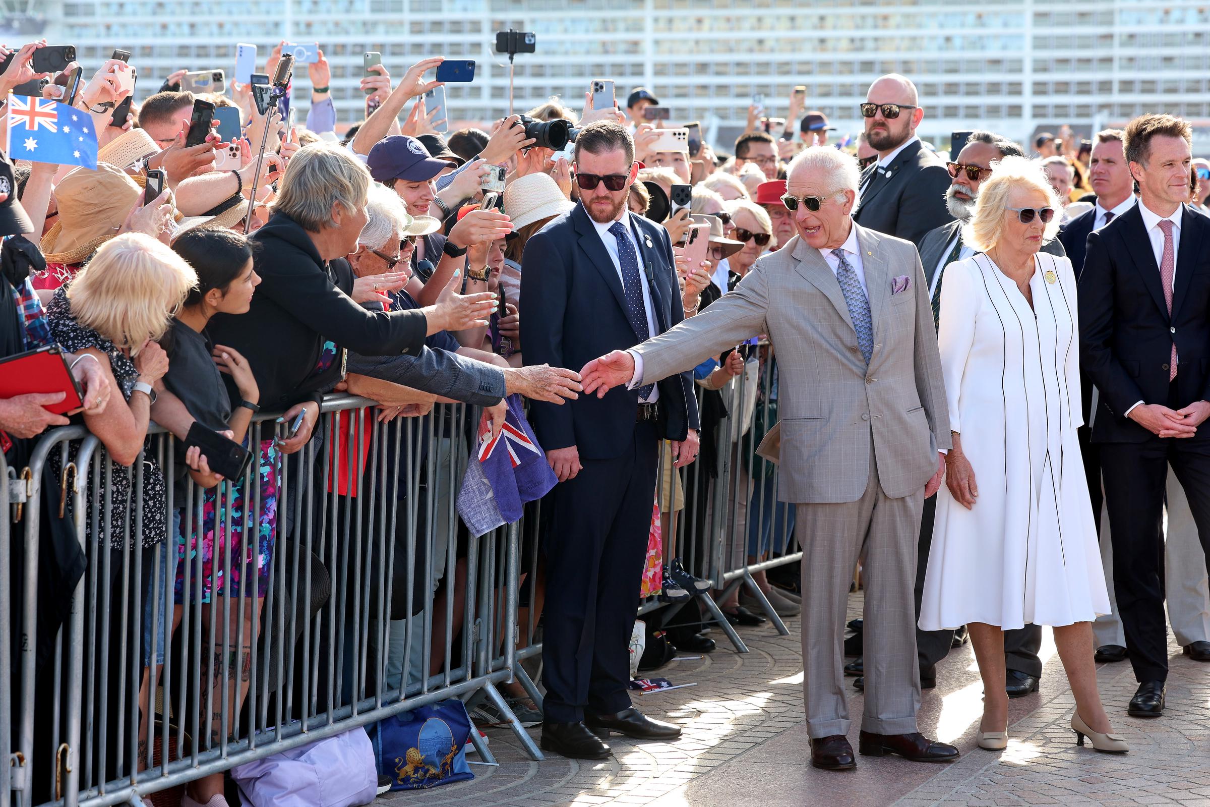 El rey Charles III saluda a un espectador a su llegada a la Ópera de Sidney el 22 de octubre de 2024, en Sidney, Australia | Fuente: Getty Images