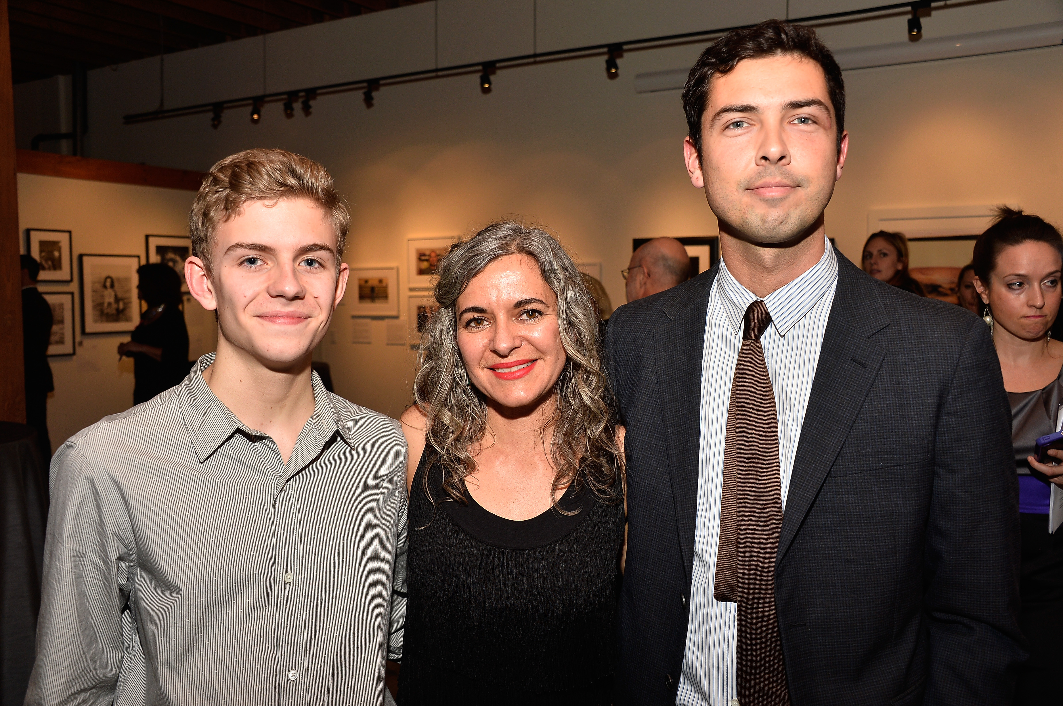 (De izq. a dcha.) Finn McMurray, Laela y Caleb Wilding asisten a la subasta benéfica de arte de la Elizabeth Taylor AIDS Foundation, el 27 de febrero de 2014, en Los Ángeles, California. | Fuente: Getty Images