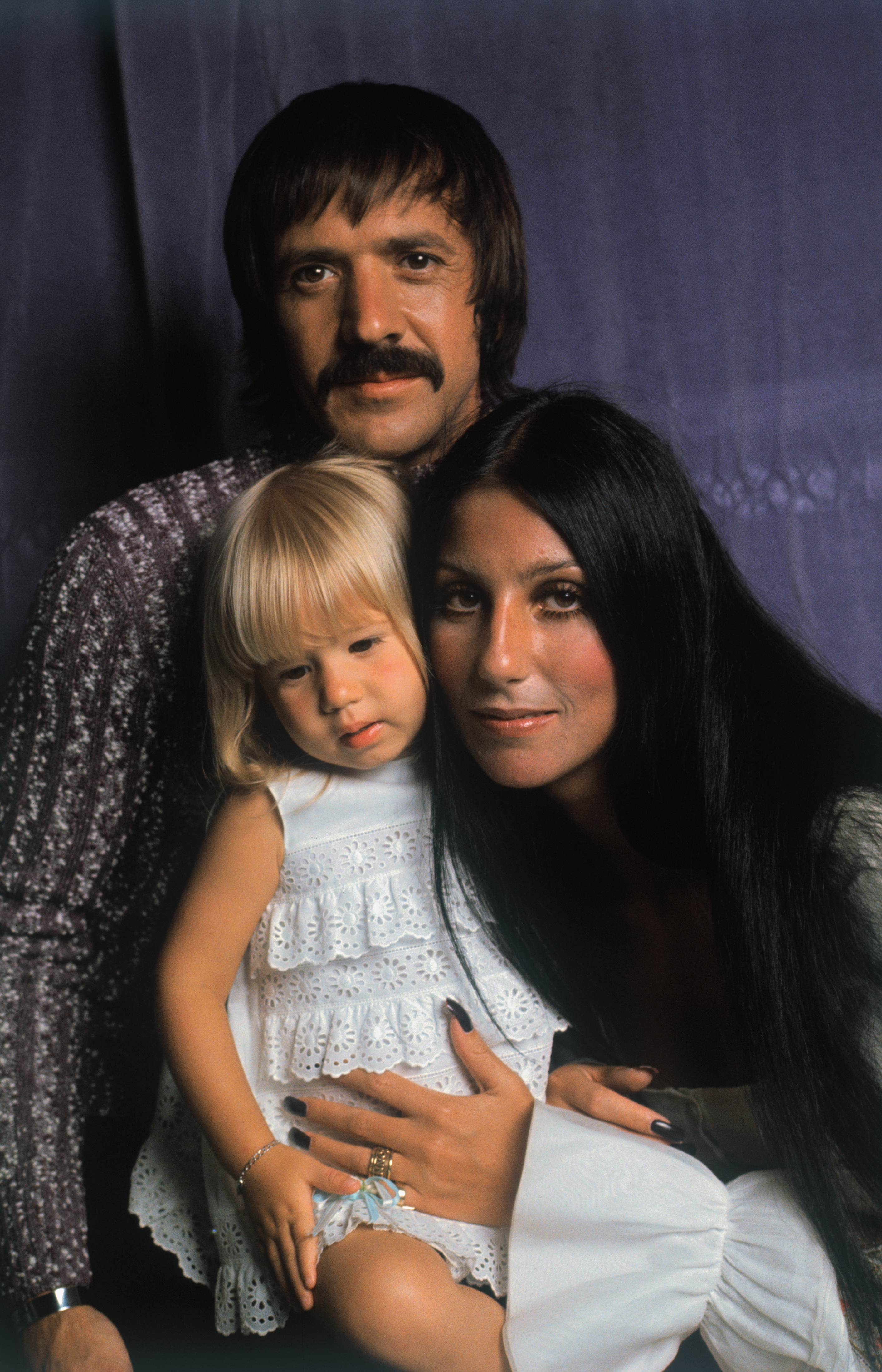 Sonny y Cher con Chastity Bono en 1971 | Foto: Getty Images