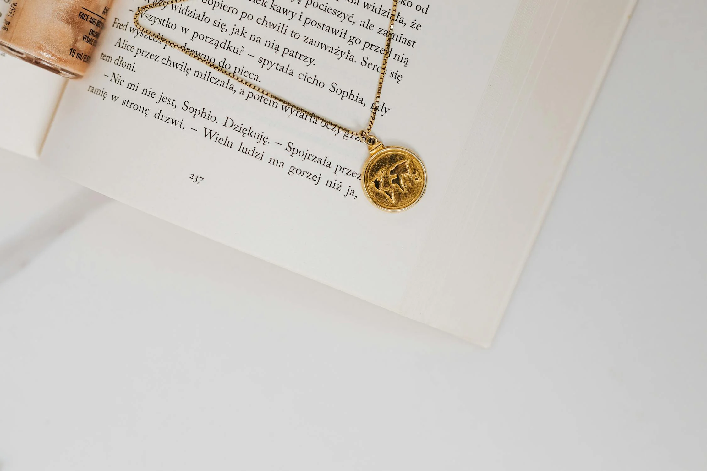Un collar de oro | Fuente: Pexels
