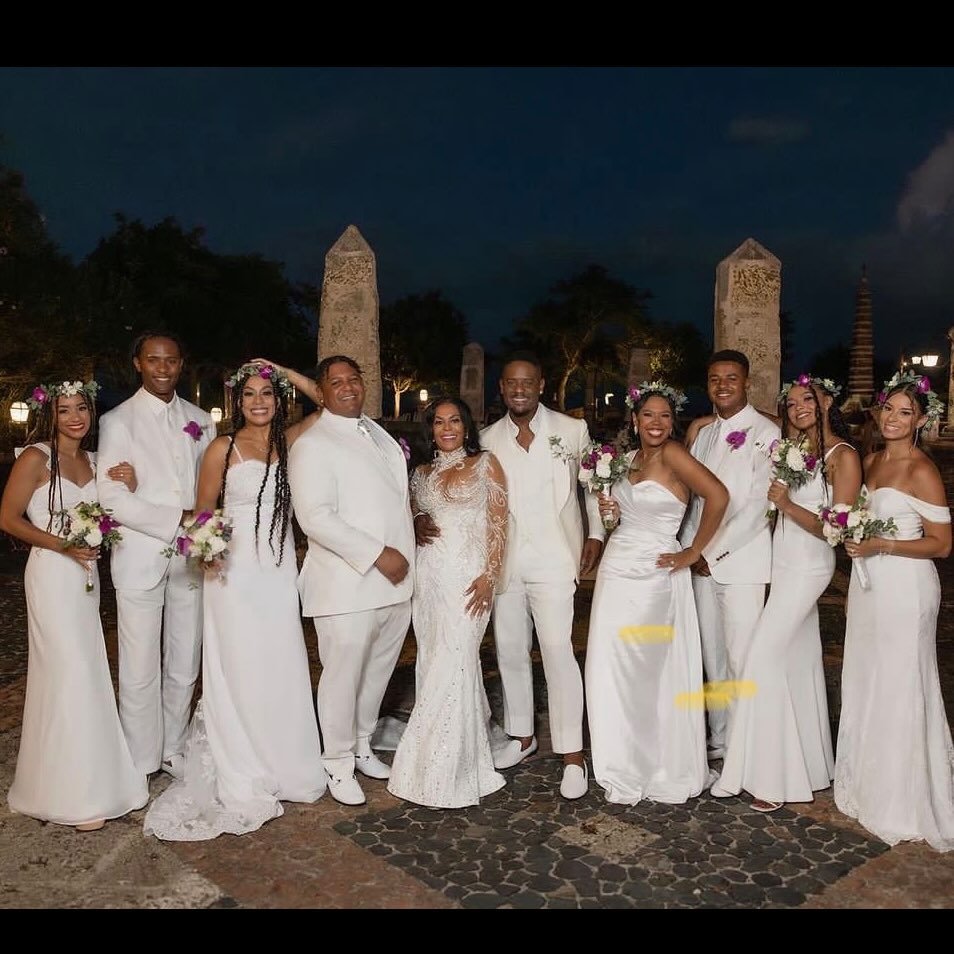 Josie Hart y Blair Underwood posan con familiares y amigos el día de su boda, foto publicada el 2 de julio de 2023. | Fuente: Facebook/Josie Hart