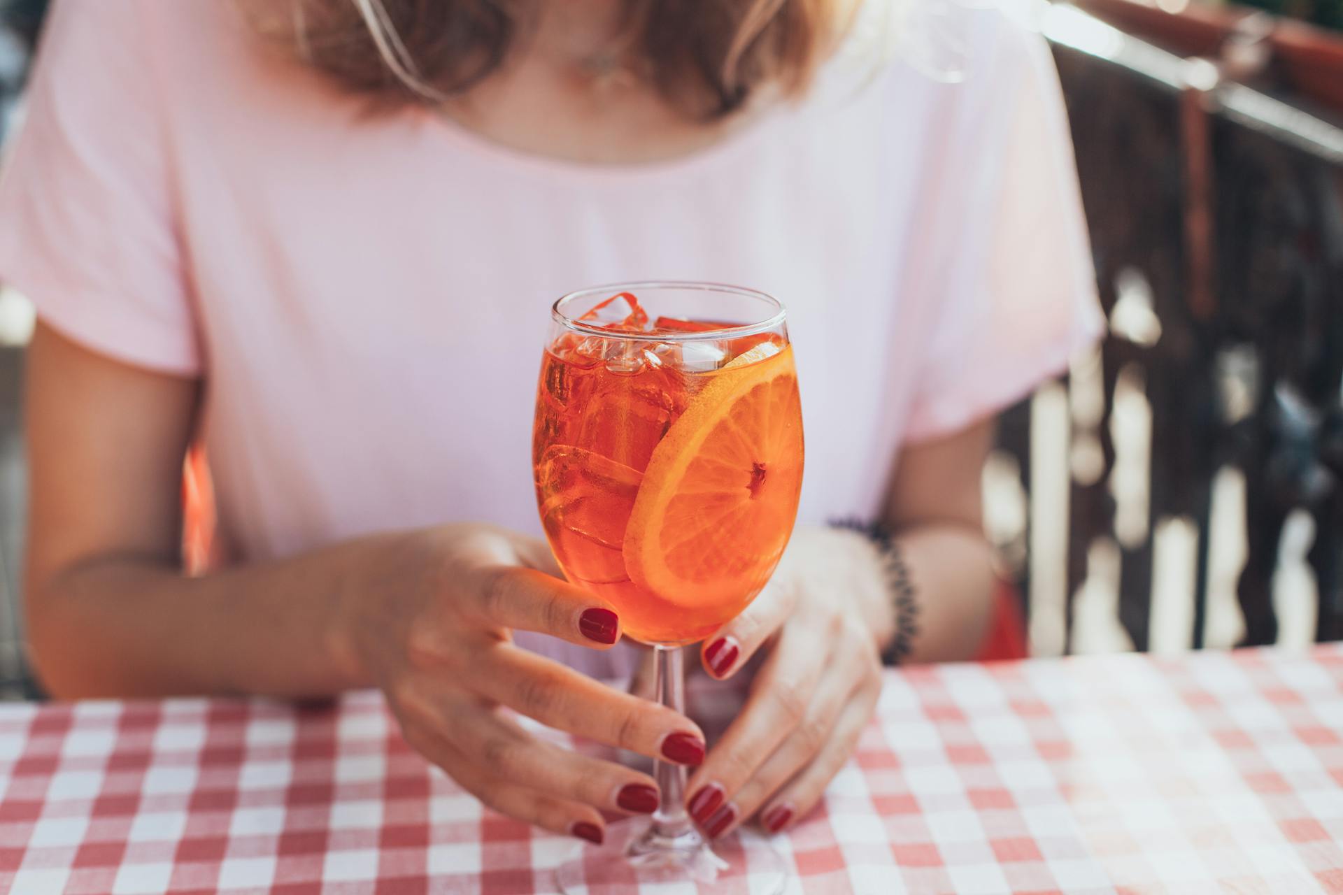 Una mujer sentada a una mesa | Fuente: Pexels