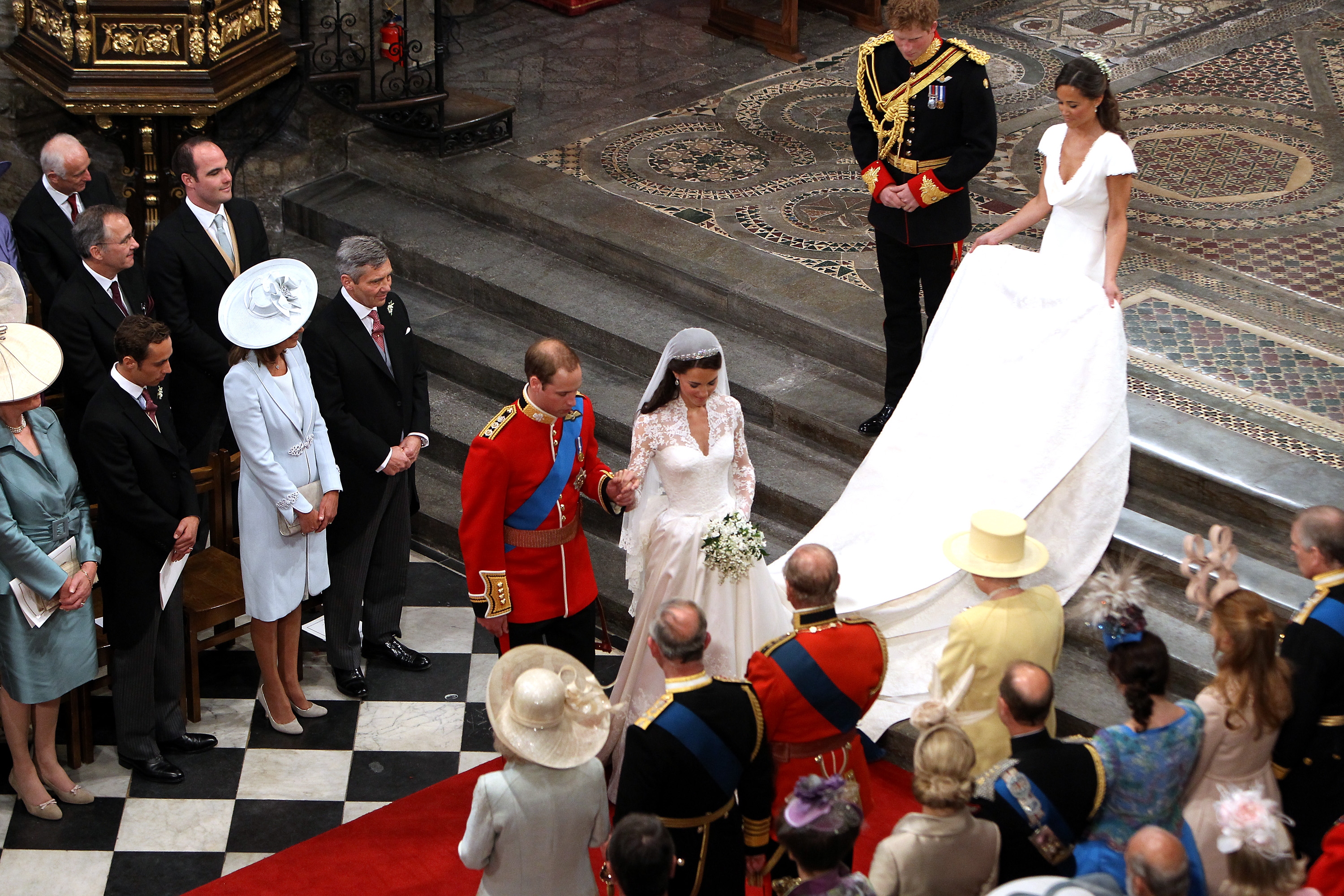 El príncipe William y Catherine Middleton se inclinan ante la reina Elizabeth II al término de su ceremonia nupcial el 29 de abril de 2011 en Londres, Inglaterra. | Fuente: Getty Images