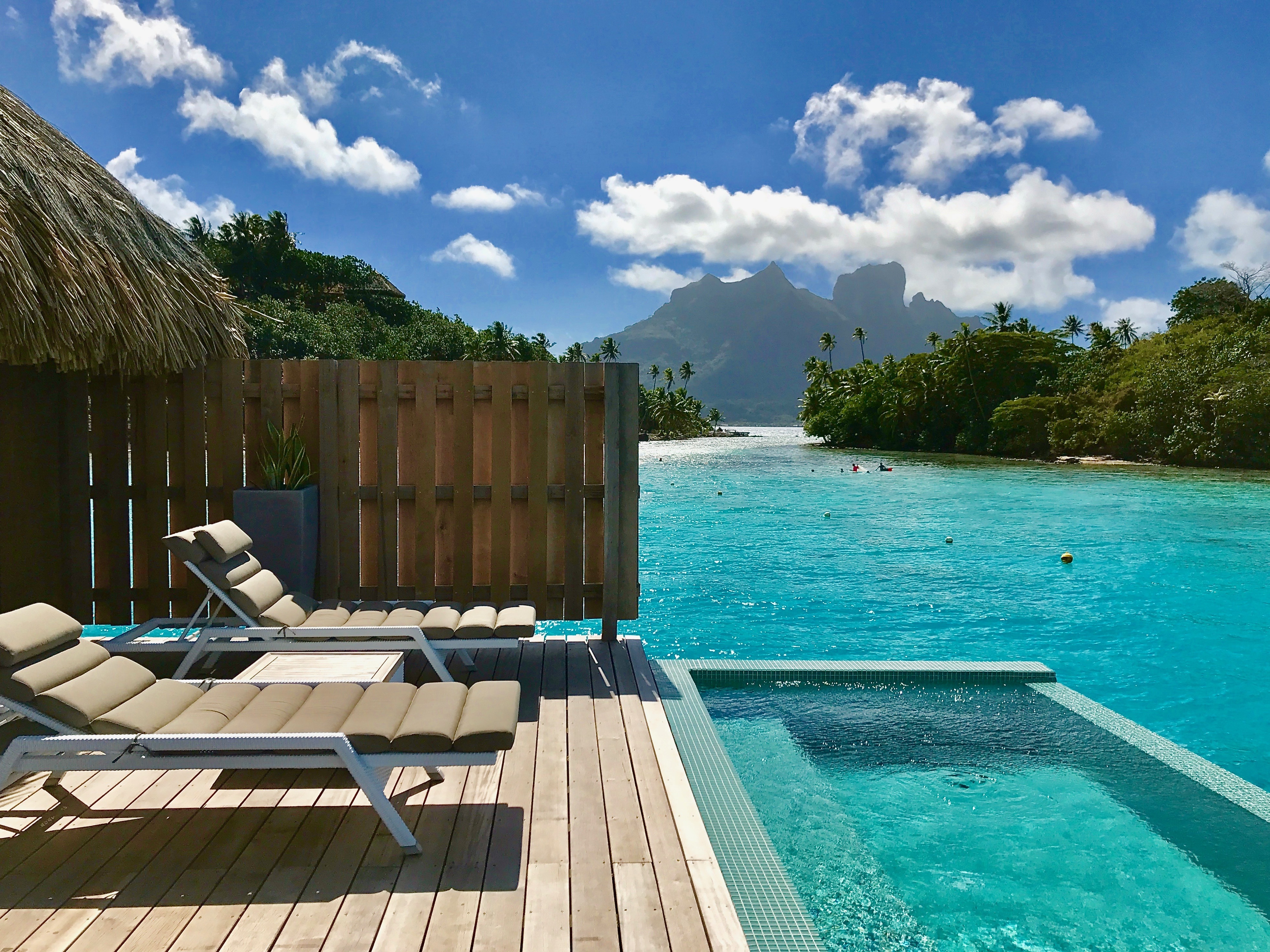 Solarium con piscina y vistas a la playa | Foto: Shutterstock