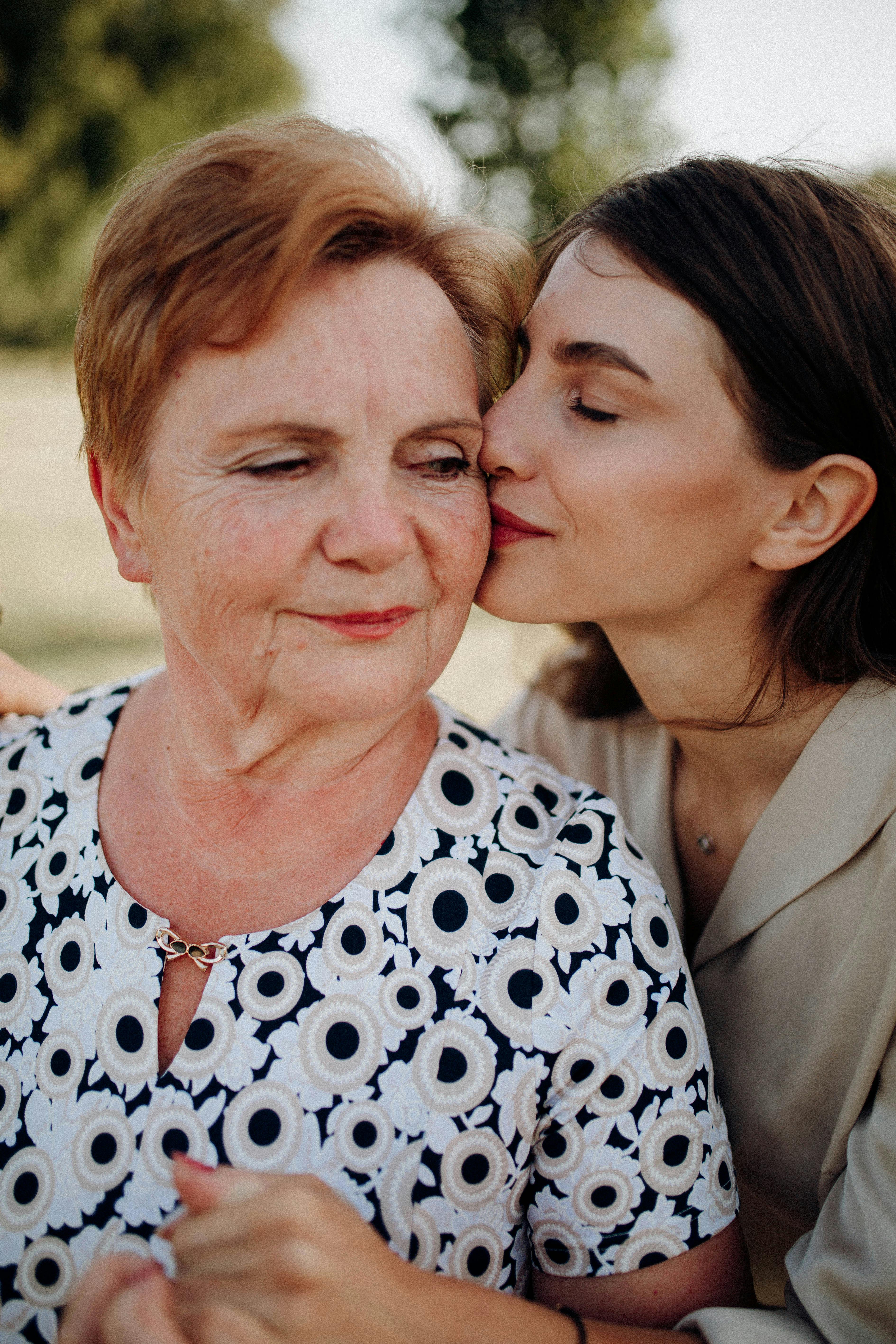 Una joven besa en la mejilla a una mujer mayor | Fuente: Pexels
