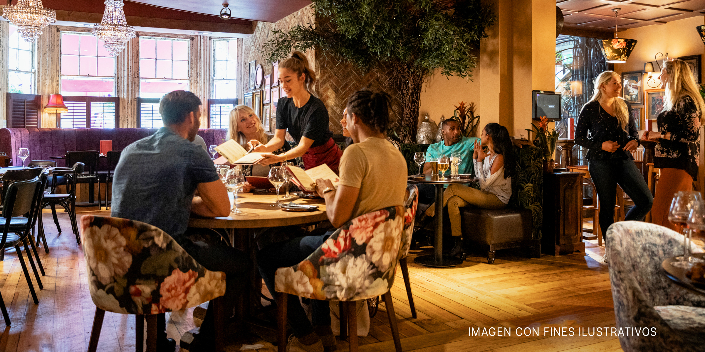 Gente cenando en un restaurante | Foto: Shutterstock