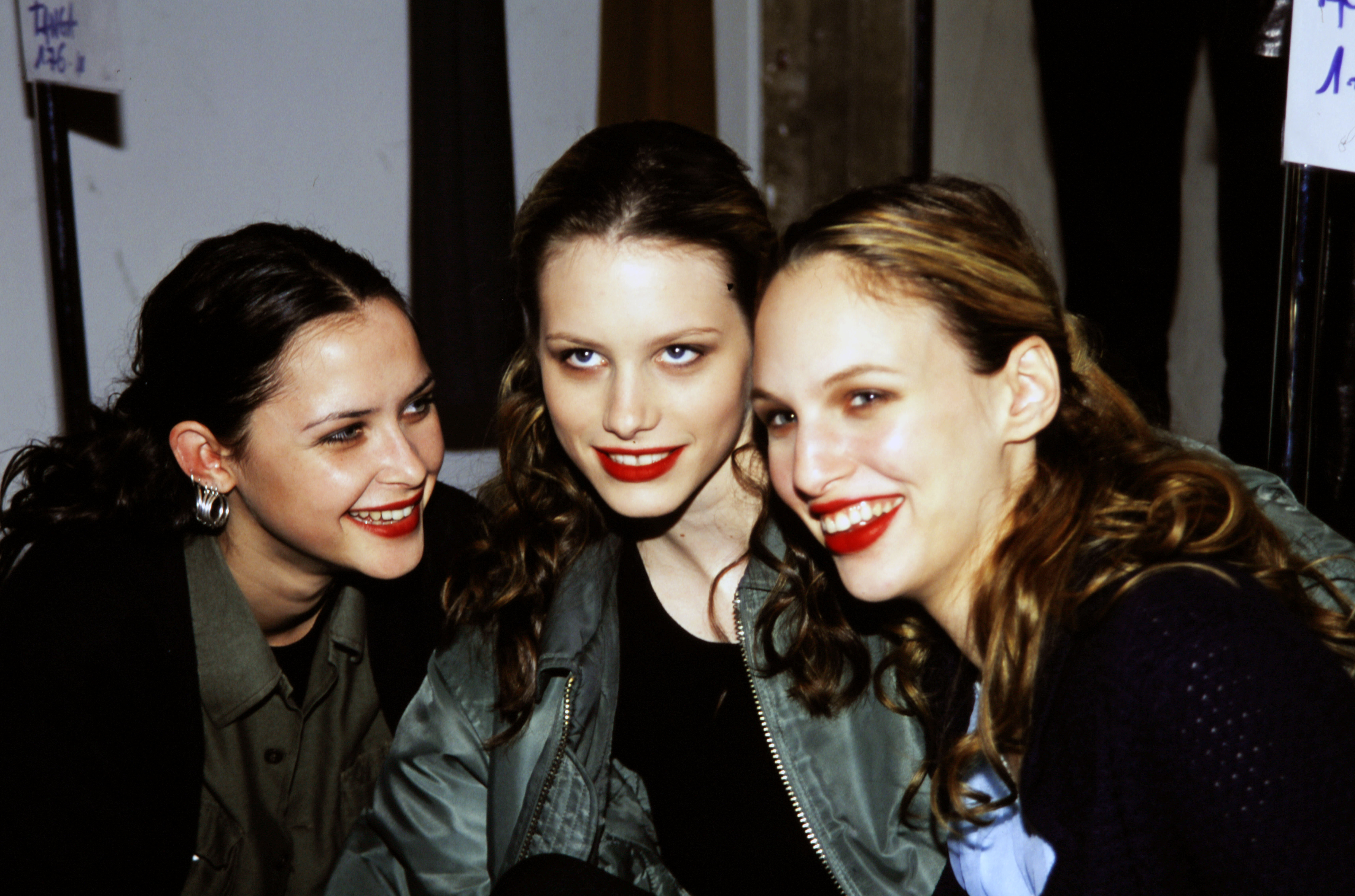 Georgina Cooper (centro) posa con otras modelos, mostrando su hueco entre los dientes, en el desfile "Ready to Wear" de Cerruti Otoño 1997, el 15 de marzo de 1997 | Fuente: Getty Images