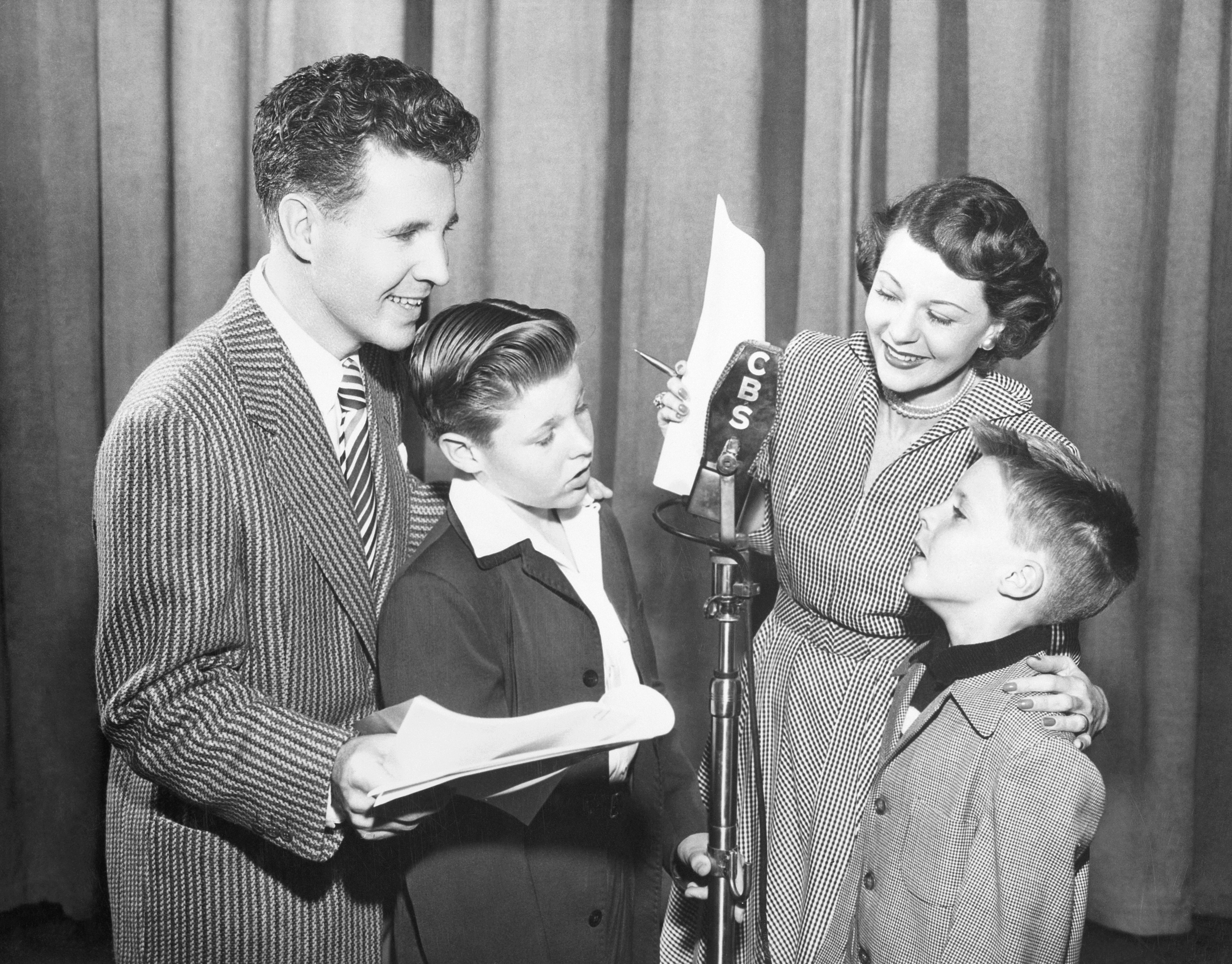 Los padres del cantante grabando con sus hijos en CBS Radio. | Foto: Getty Images