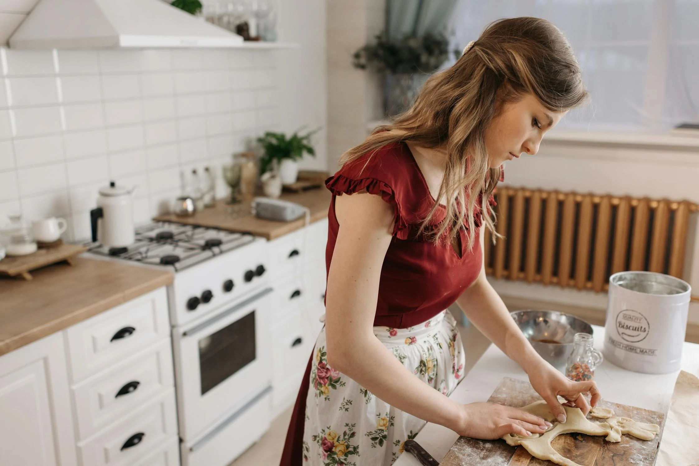 Una mujer horneando | Fuente: Pexels