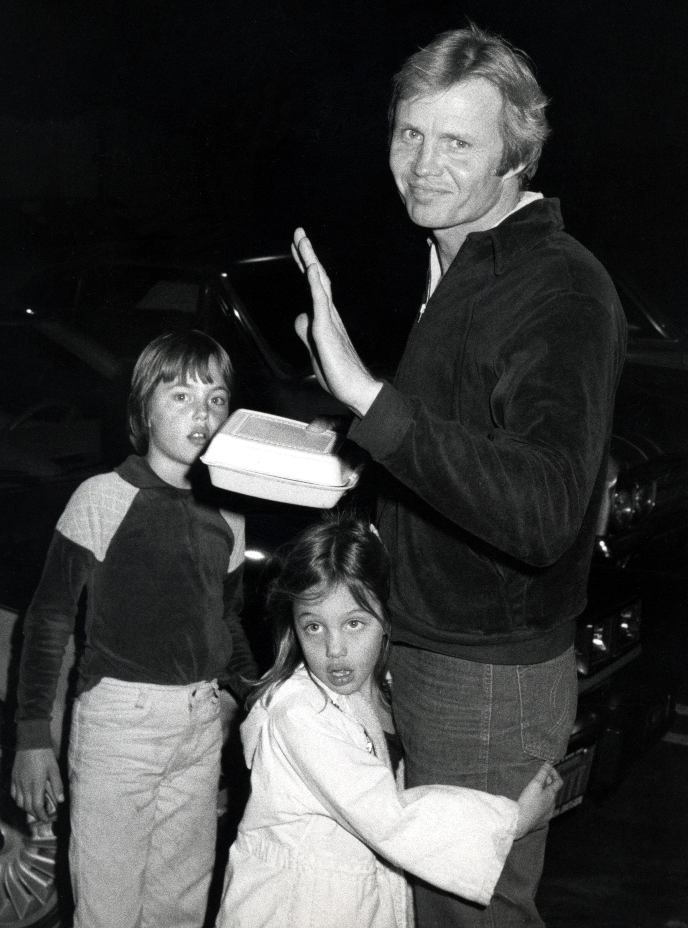 A James Haven le hicieron una foto de pequeño con su padre, Jon Voight, y su hermana, Angelina Jolie. Décadas más tarde, Haven dijo que ya desde pequeño había reconocido algunas partes de su identidad, pero que entonces no tenía las palabras para explicarlas. | Fuente: Getty Images
