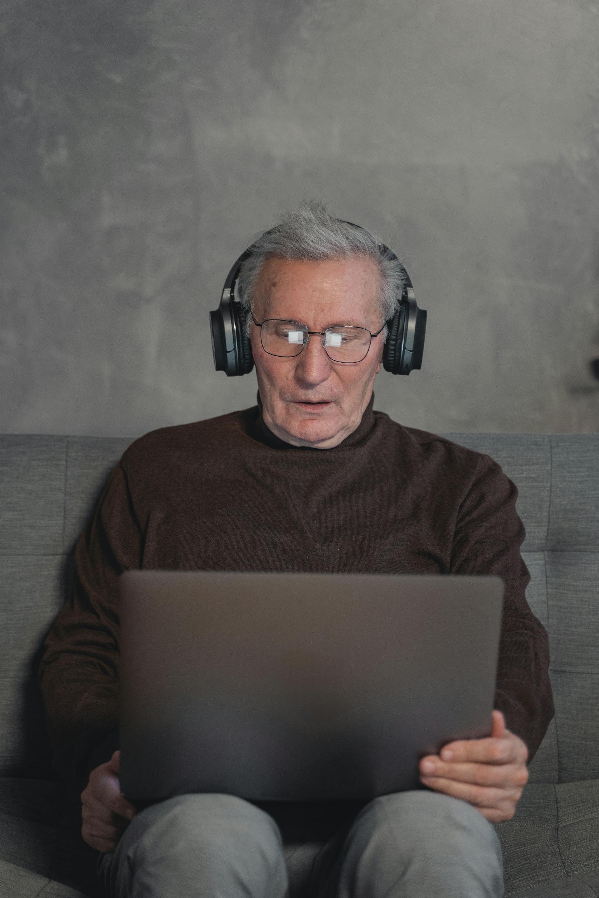 Un anciano utilizando un ordenador portátil | Fuente: Pexels