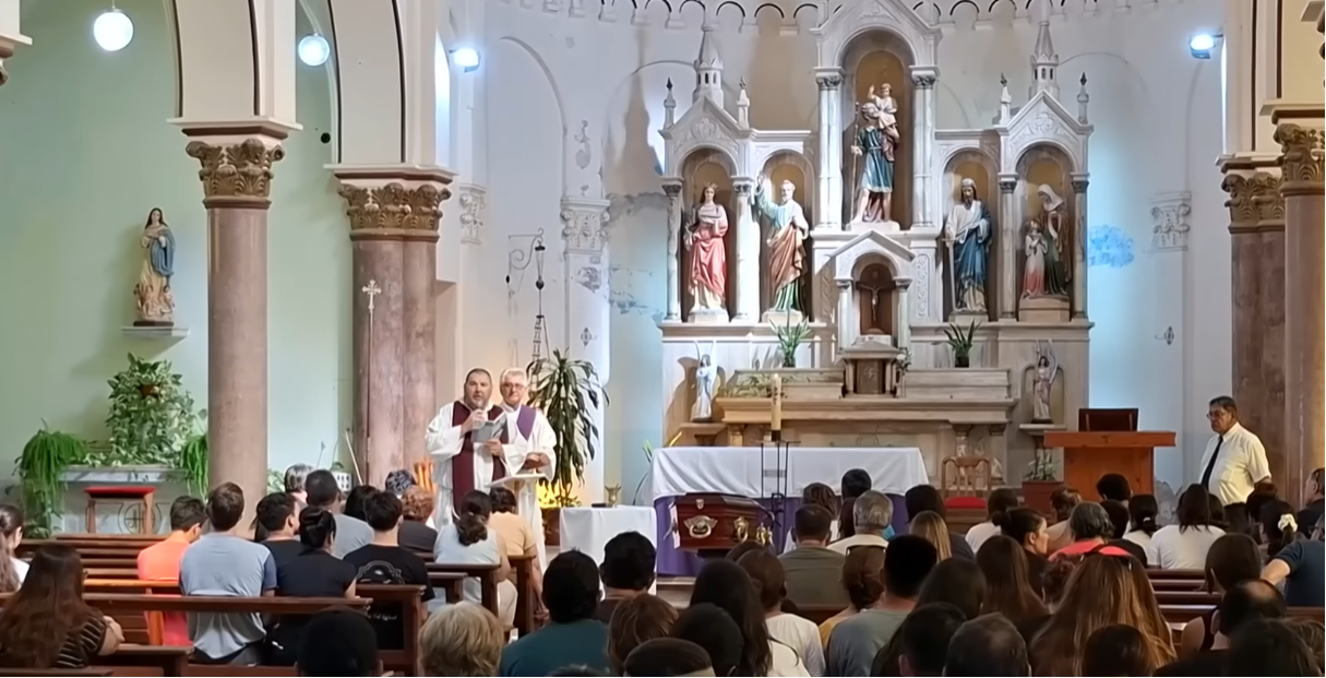 Familia y allegados reunidos en la iglesia para presenciar la misa de despedida de Ian Cabrera | Fuente: YouTube/Cadena 3 Argentina