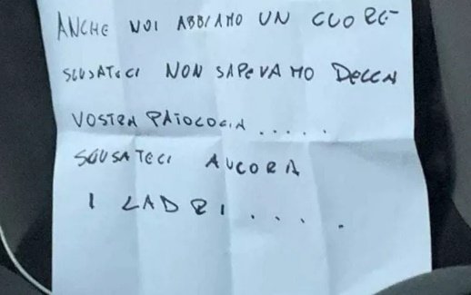 Nota dejada por los ladrones al devolver el automóvil de María Elena Barile. | Foto: Captura de YouTube/Il Quotidiano Italiano