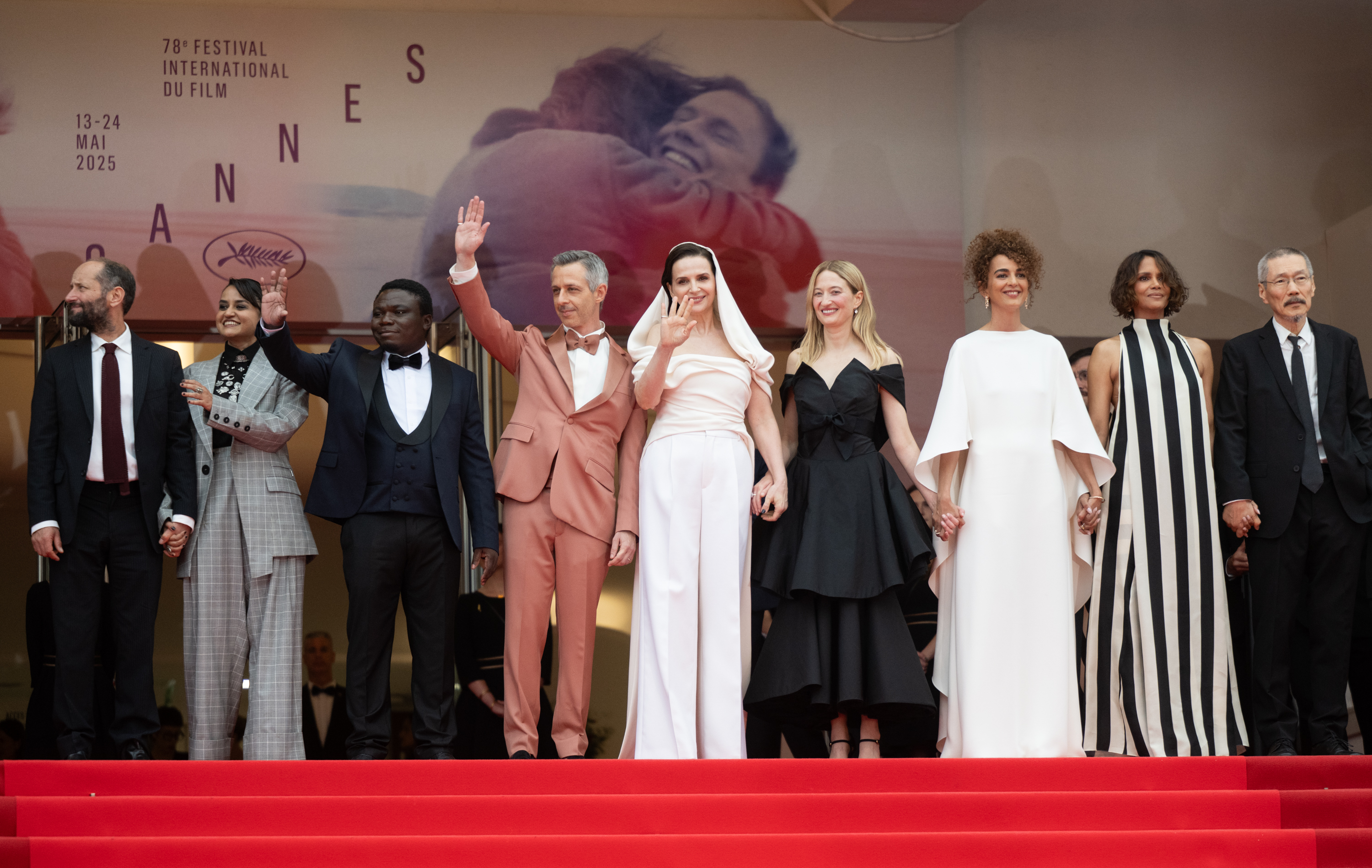 Halle Berry se mantiene firme junto a sus compañeros del jurado del Festival de Cannes, un grupo unido por su elegancia y autoridad ante las cámaras. Su presencia añade poder de estrella a la distinguida alineación, capturando un momento de prestigio cinematográfico.
