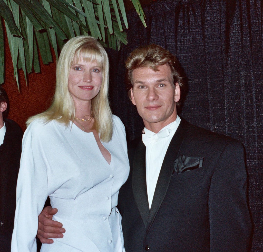 Patrick Swayze y su esposa Lisa Niemi detrás del escenario durante la transmisión de los Premios Grammy en febrero de 1990. | Foto: Wikimedia Commons