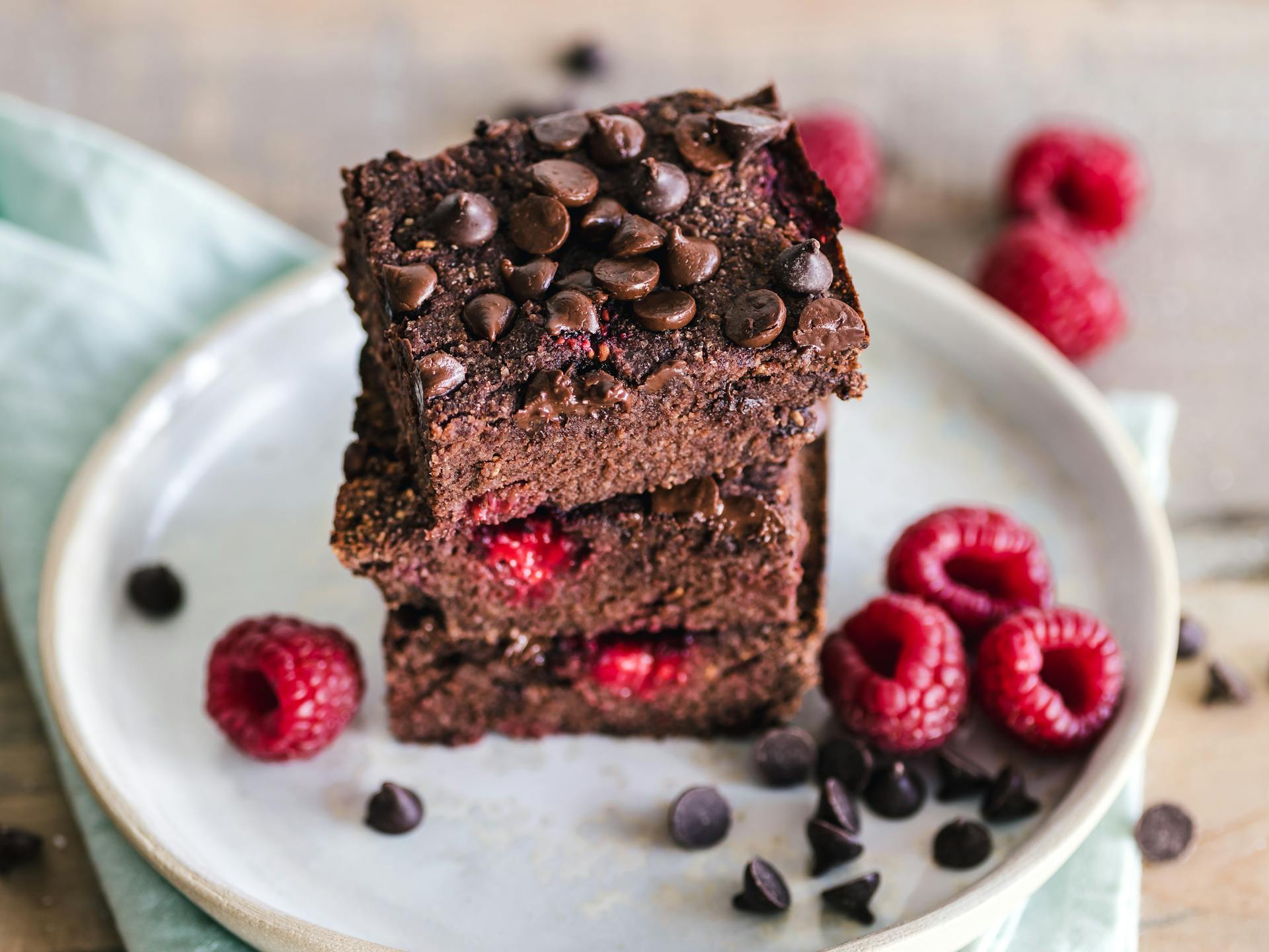 Un primer plano de brownies apilados | Fuente: Pexels