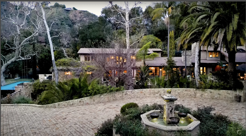 Antigua mansión de Jennifer Lopez en Bel-Air, California, de un vídeo fechado el 1 de febrero de 2023 | Foto: Youtube.com/carolwoodrealestate