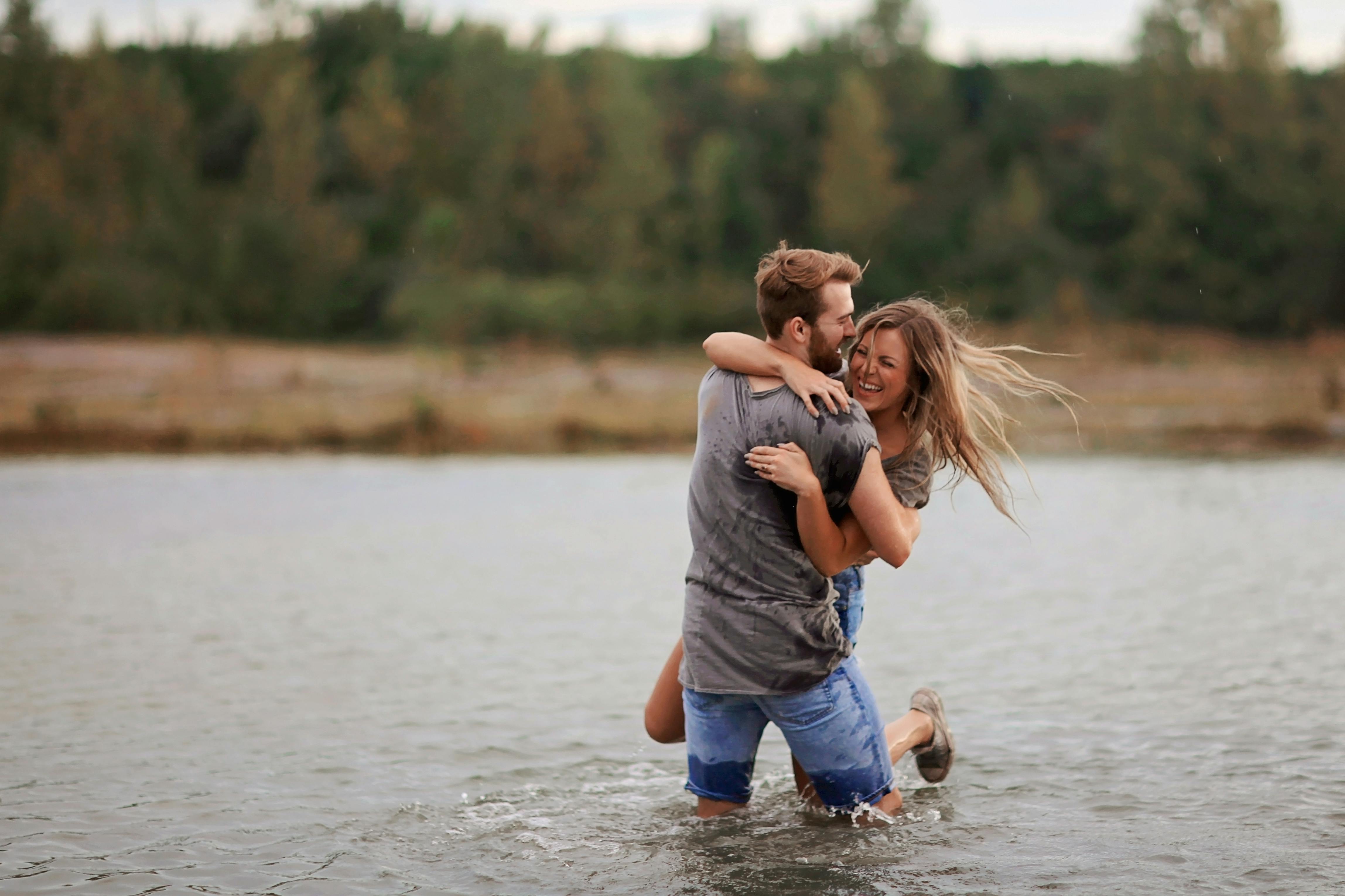 Una pareja abrazándose en la playa | Fuente: Pexels