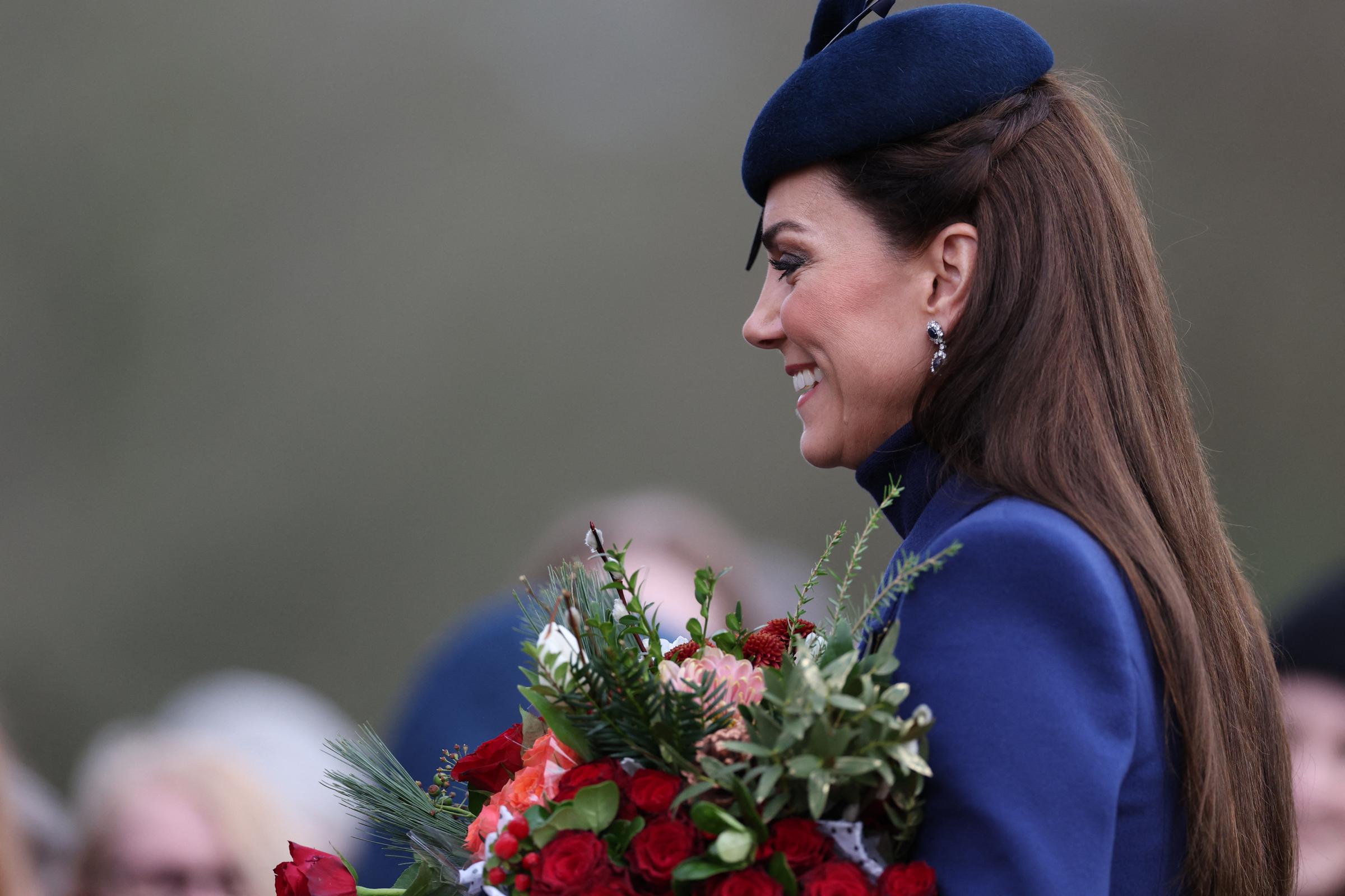 Catherine, princesa de Gales, charla con los simpatizantes después de asistir al tradicional servicio de la Familia Real el día de Navidad en la iglesia de Santa María Magdalena el 25 de diciembre de 2023 | Fuente: Getty Images