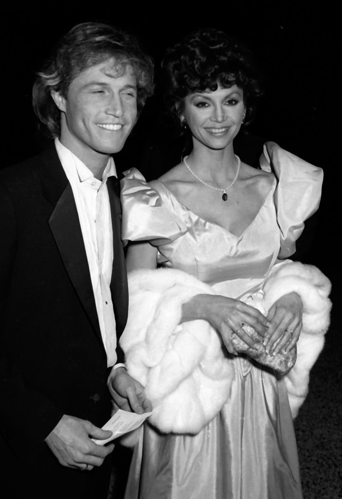 Andy Gibb y la famosa actriz en la Gala Benéfica de la Noche de las 100 Estrellas, el 14 de febrero de 1982, en Nueva York. | Fuente: Getty Images