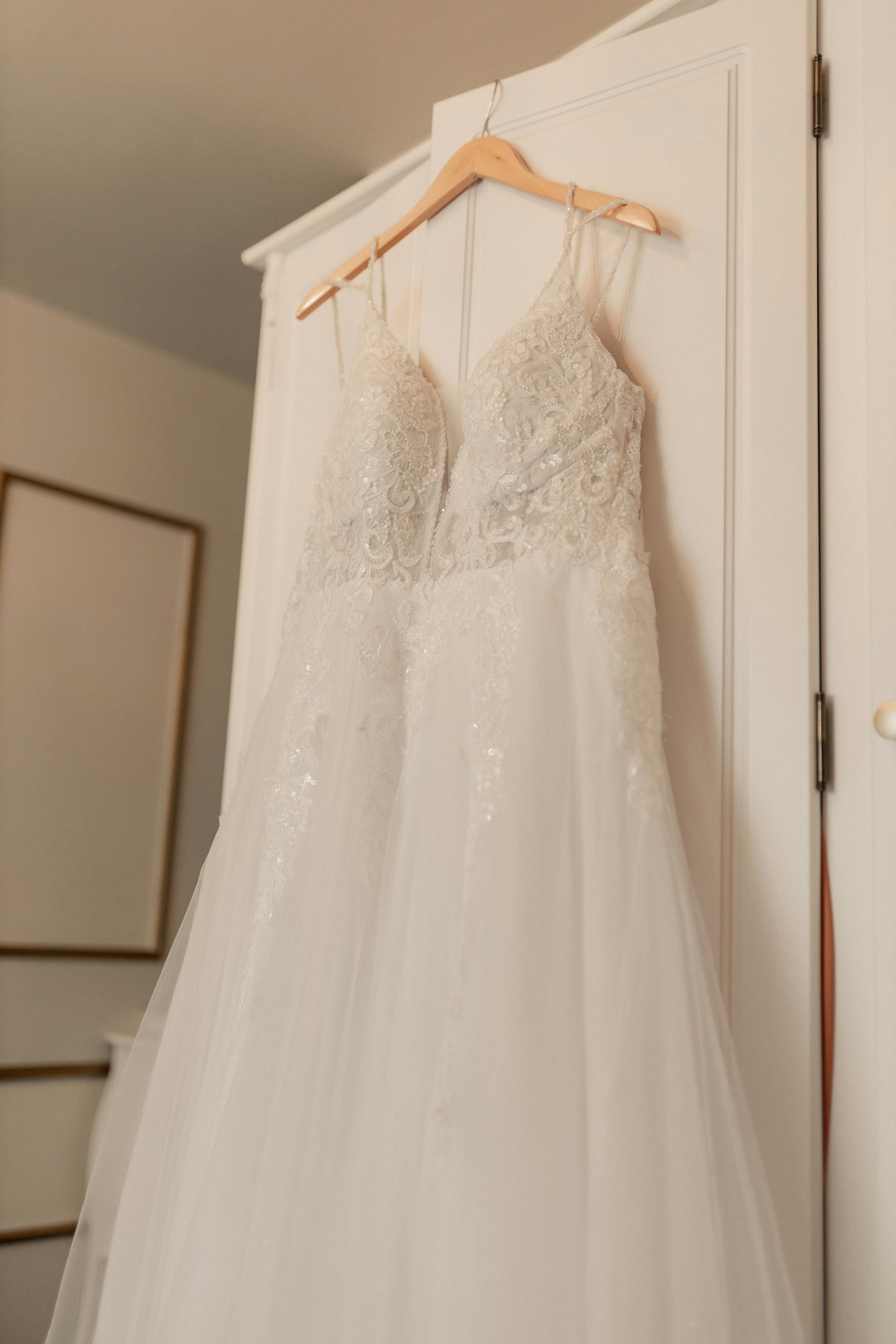 Un vestido de novia en una percha | Fuente: Pexels