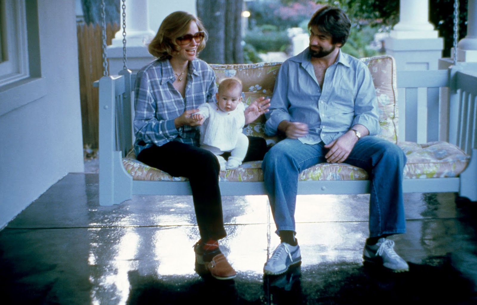 Cybill Shepherd con David M. Ford y su hija Clementine Ford fotografiados en Los Ángeles, California, hacia 1979 | Fuente: Getty Images