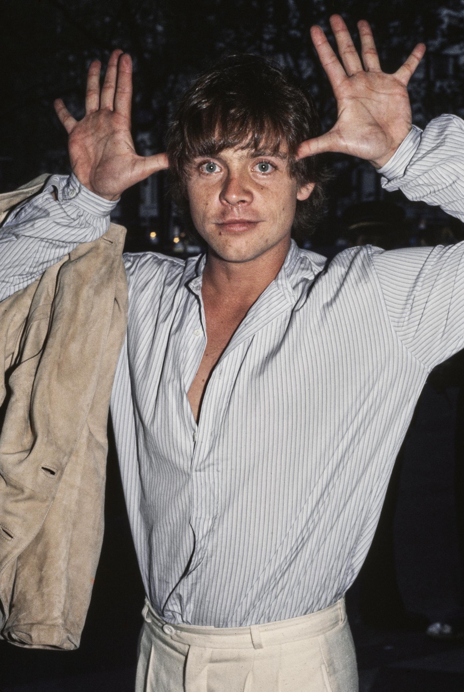 En 1977, Mark Hamill posó para una foto durante los primeros años de su salto a la fama, más o menos cuando conoció a la mujer que más tarde se convertiría en su esposa. | Fuente: Getty Images