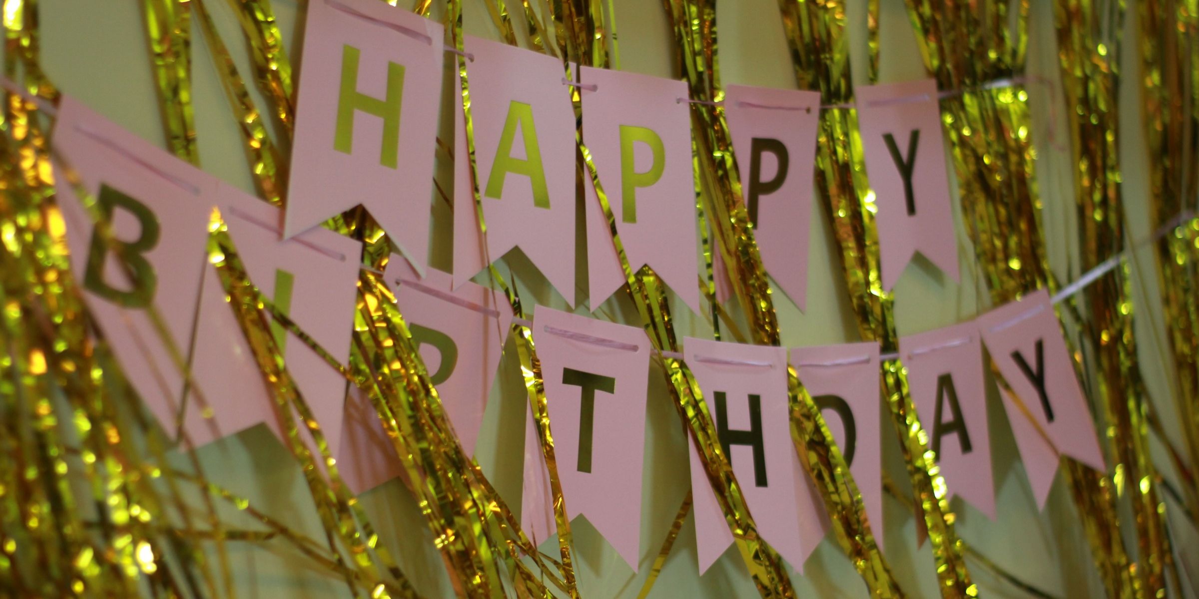 Decoraciones de cumpleaños en dorado y rosa | Fuente: Pexels