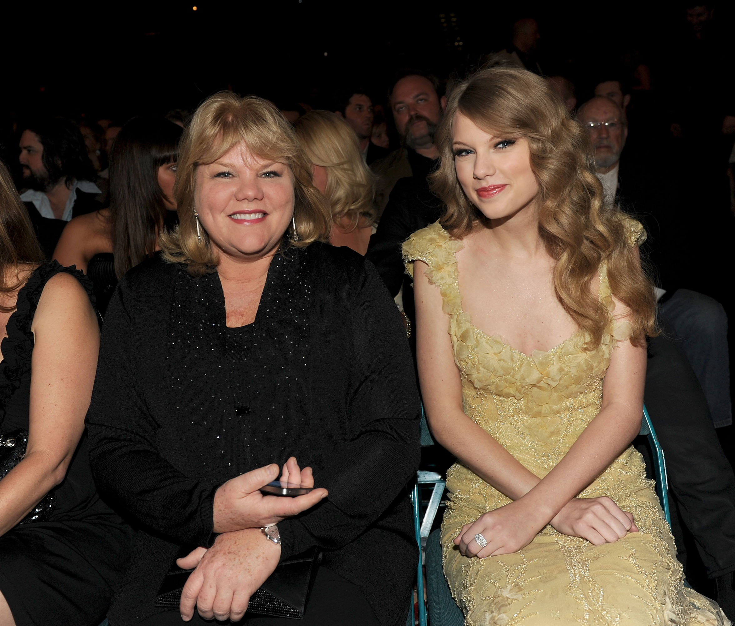 Andrea y Taylor Swift en el público de la 46ª edición de los Premios Anuales de la Academia de Música Country en Las Vegas, Nevada, el 3 de abril de 2011 | Fuente: Getty Images