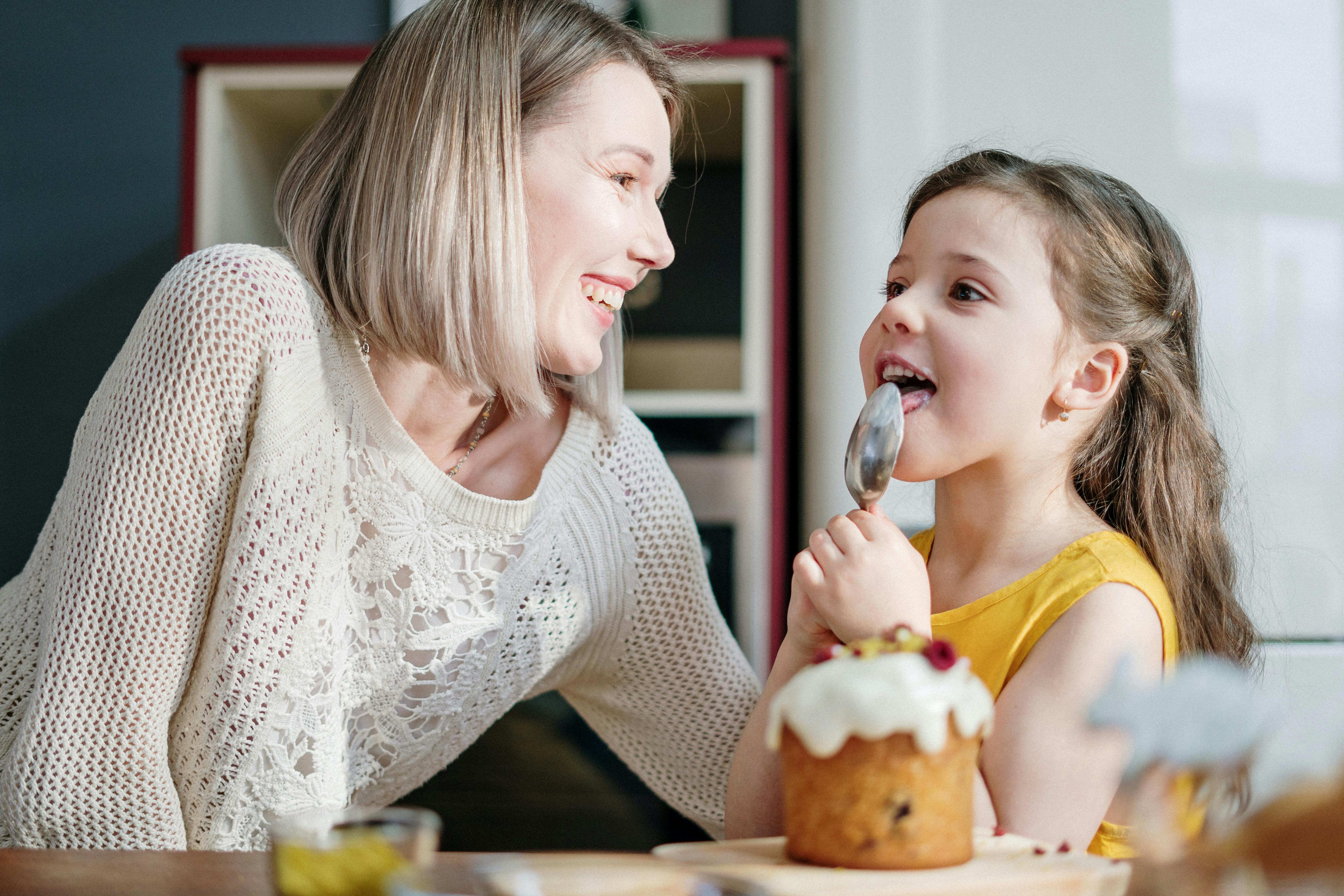 Mujer con su hija en su cocina | Fuente: Pexels