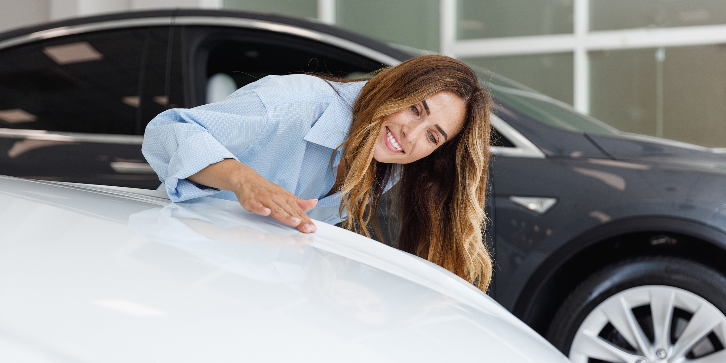 Mujer admirando un automóvil | Fuente: Shutterstock