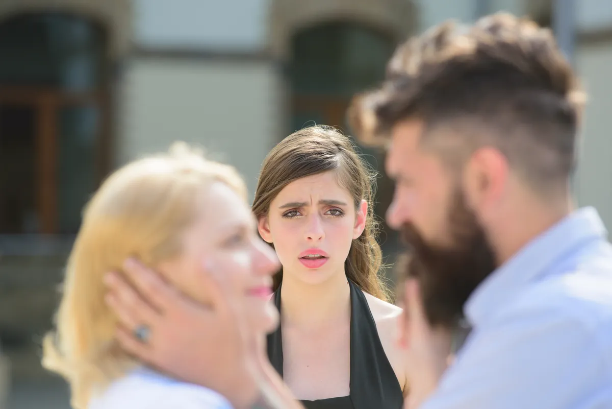 Un hombre engañando a su esposa | Fuente: Shutterstock