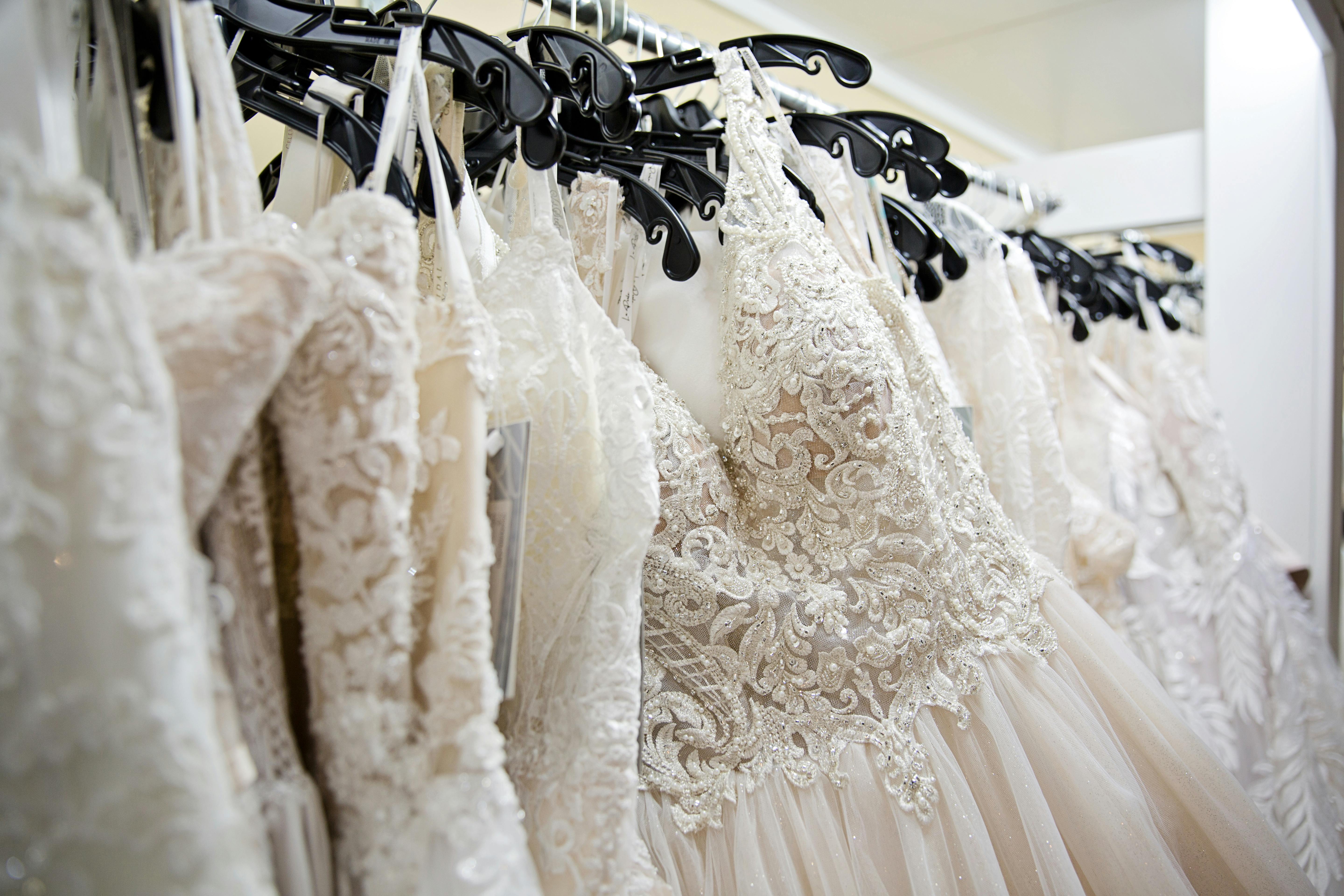 Un perchero con vestidos de novia | Fuente: Pexels
