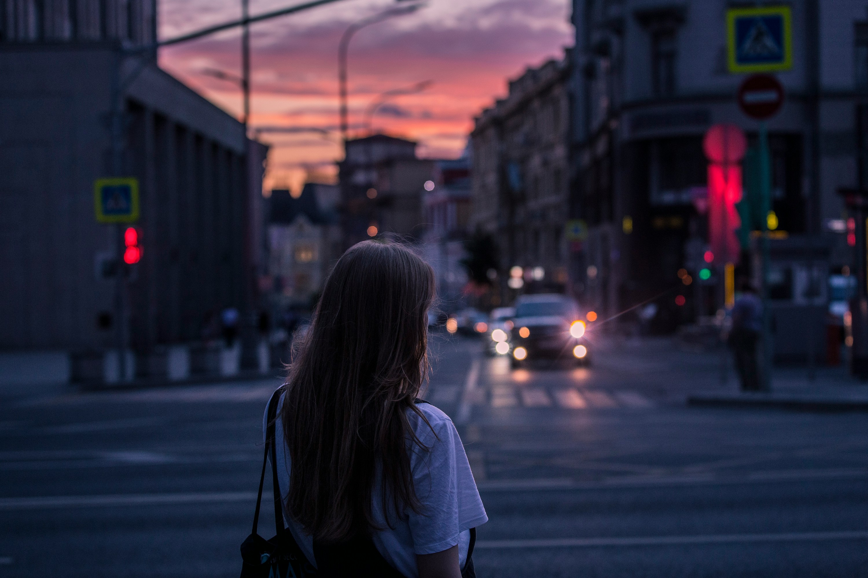 Una mujer en la calle de noche | Fuente: Unsplash