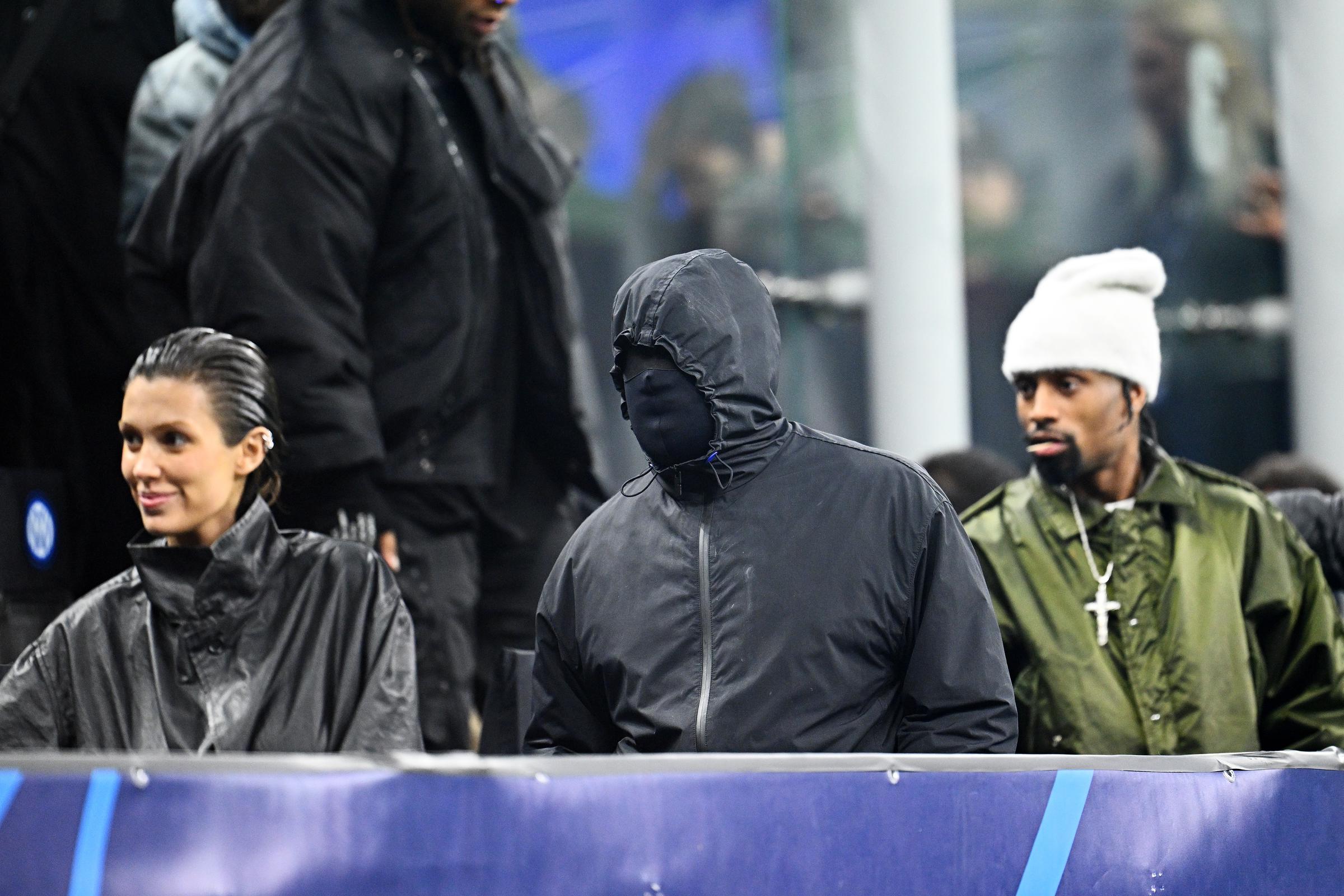 Bianca Censori y Kanye West fotografiados durante la Liga de Campeones de la UEFA el 20 de febrero de 2024, en Milán, Italia. | Fuente: Getty Images