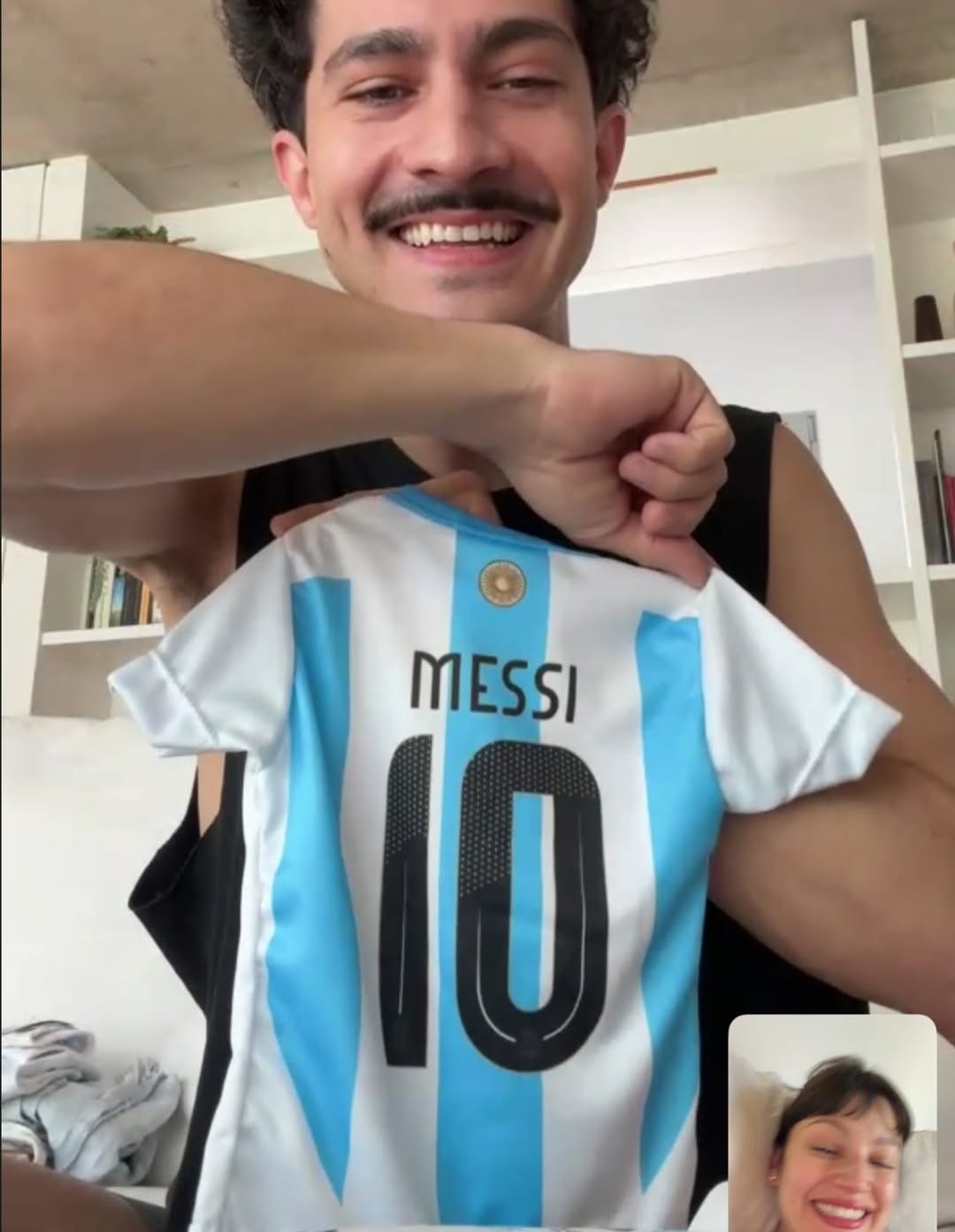 Chino Darín muestra el regalo para su bebé por videollamada | Fuente: Instagram/oroargentino