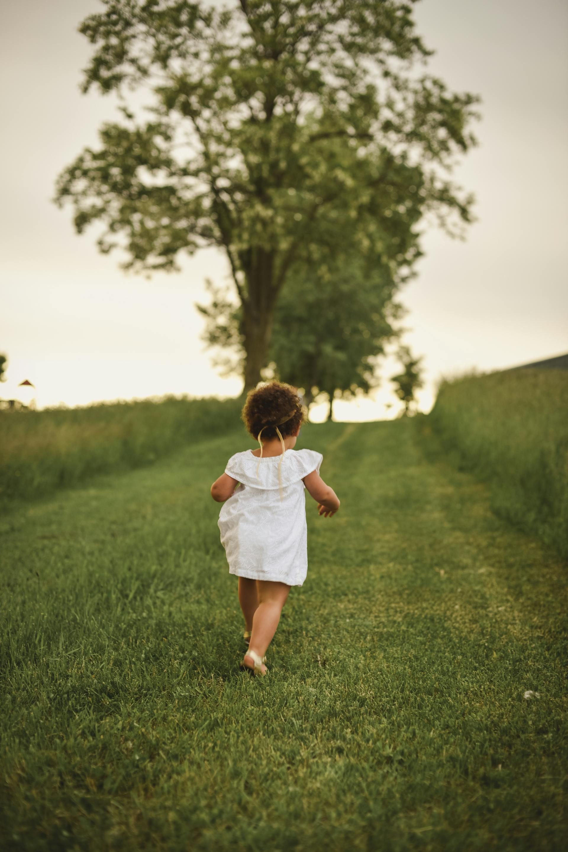 Una niña corriendo | Fuente: Pexels