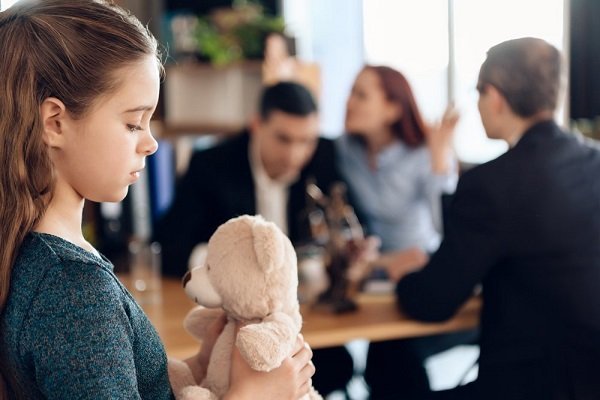 Joven pareja organiza la tutela de niña. | Foto: Shutterstock