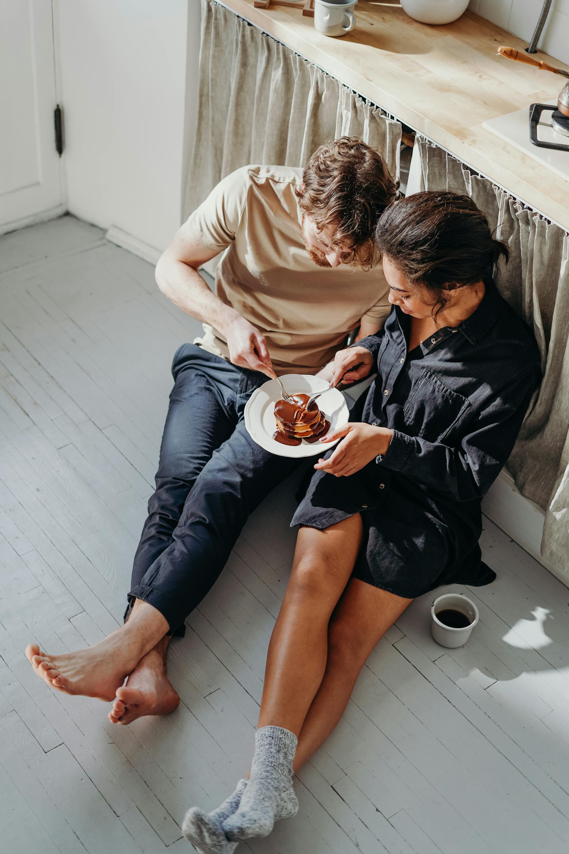 Una pareja compartiendo un plato de tortitas | Fuente: Pexels