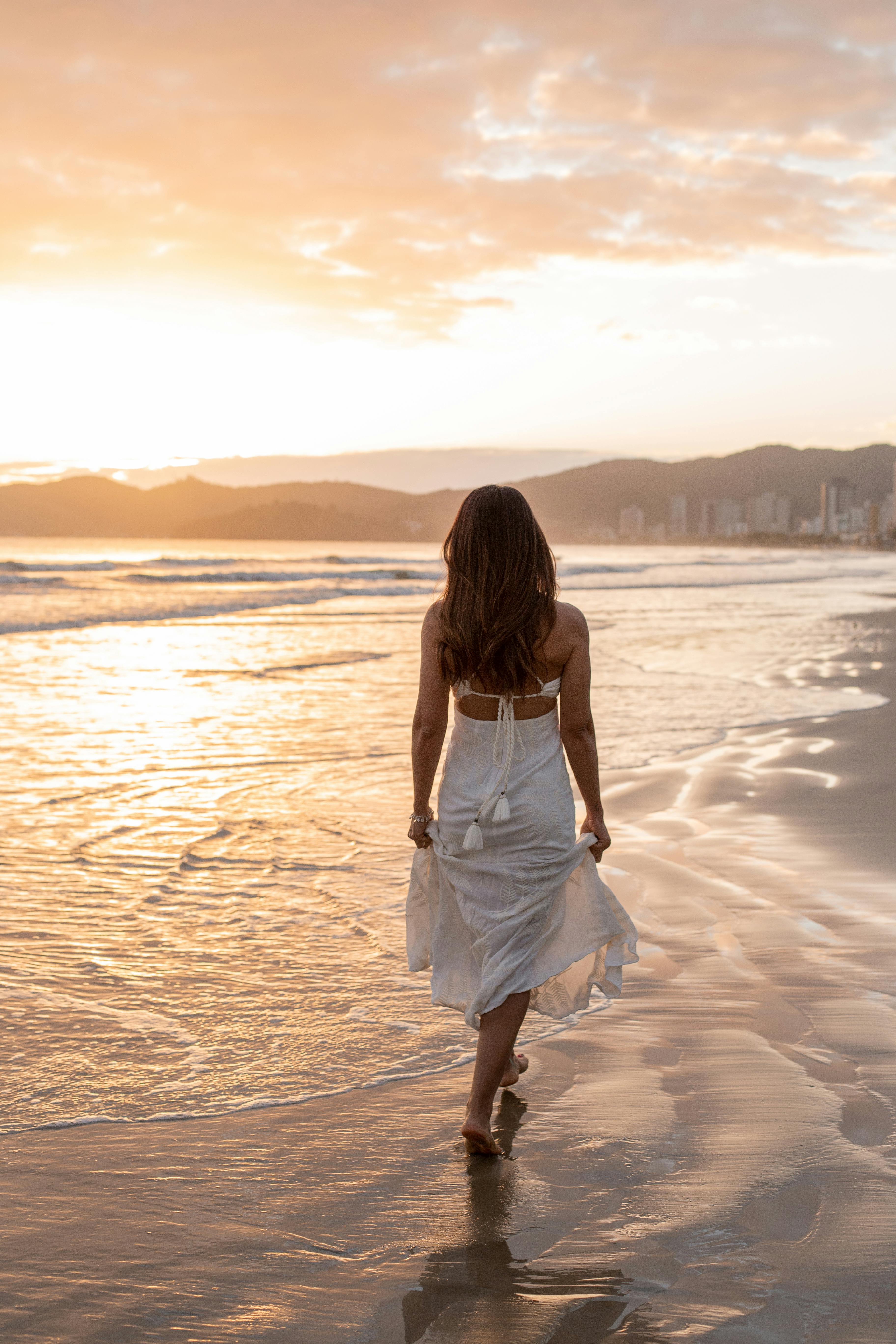 Una mujer paseando por la playa | Fuente: Pexels