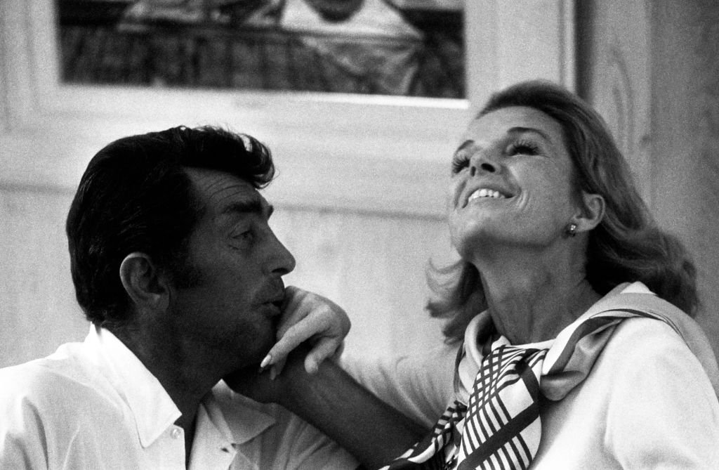 El cantante, actor, comediante y productor estadounidense Dean Martin y su esposa Jeanne Martin se ríen en casa alrededor de noviembre de 1967 | Foto: Getty Images