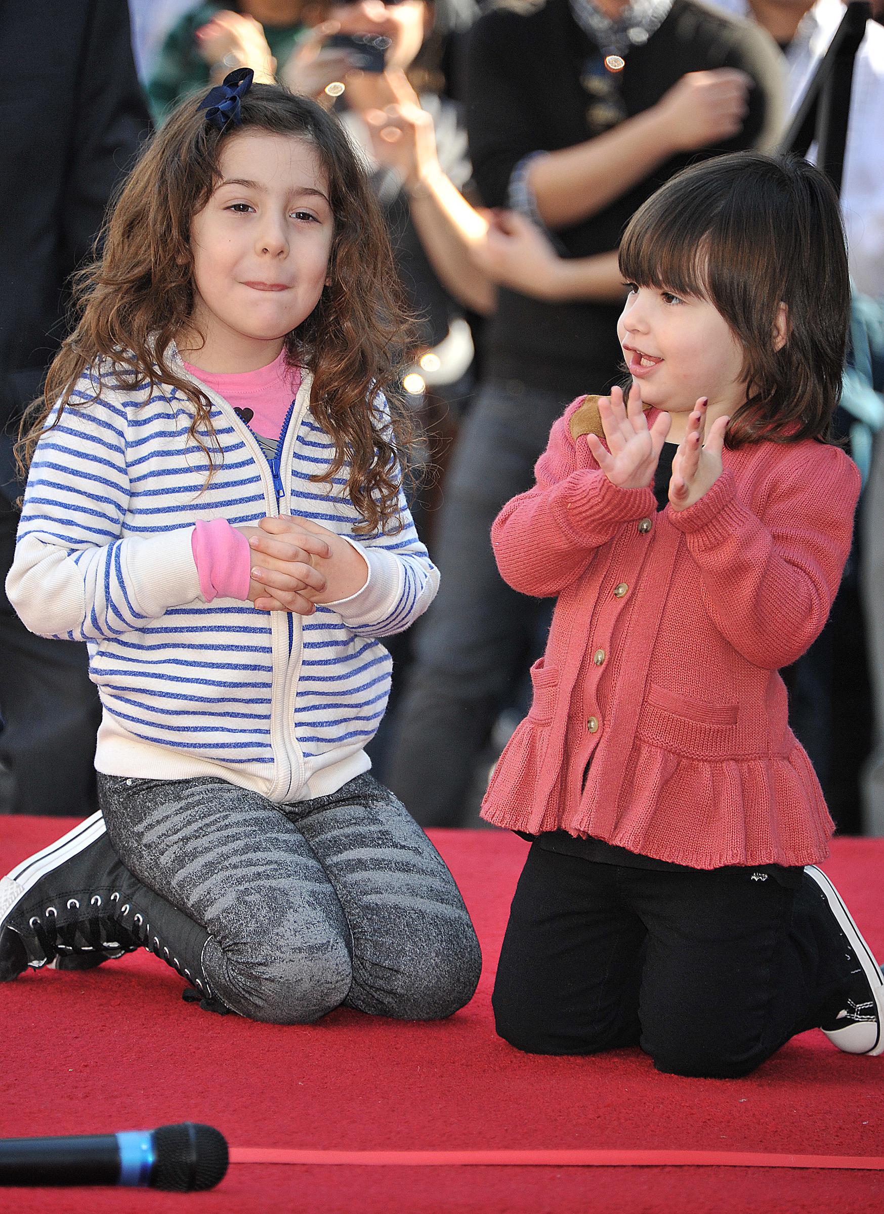 Sunny y Sadie Sandler en la ceremonia de homenaje a Adam Sandler con una Estrella en el Paseo de la Fama de Hollywood el 1 de febrero de 2011 | Fuente: Getty Images