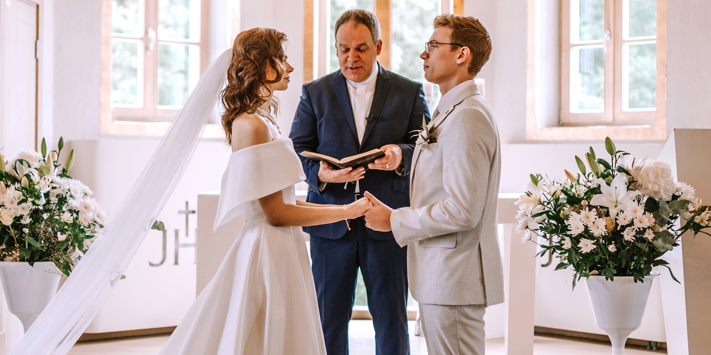 Unos novios en su boda | Fuente: Shutterstock